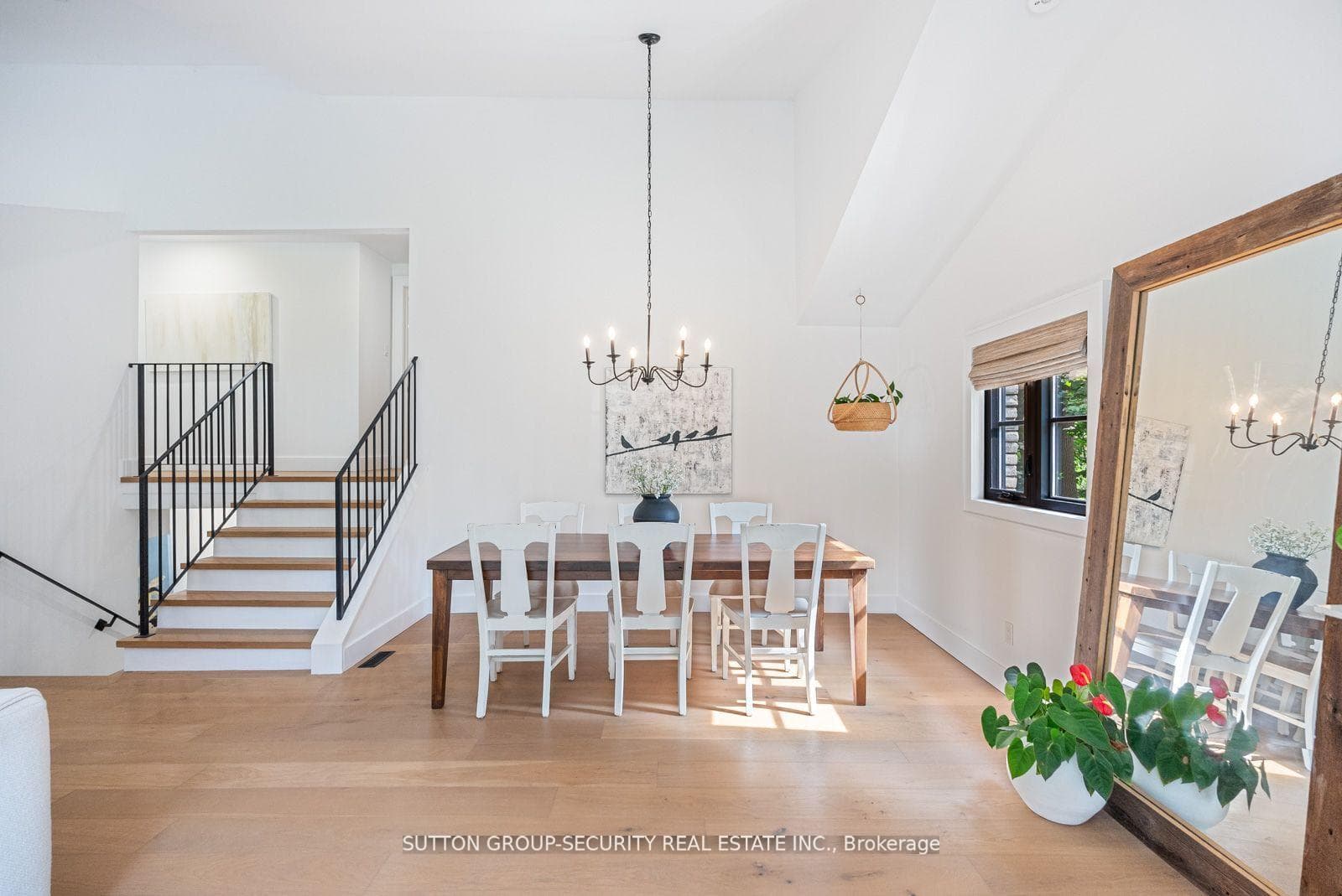 1665 Missenden Crescent photo 14