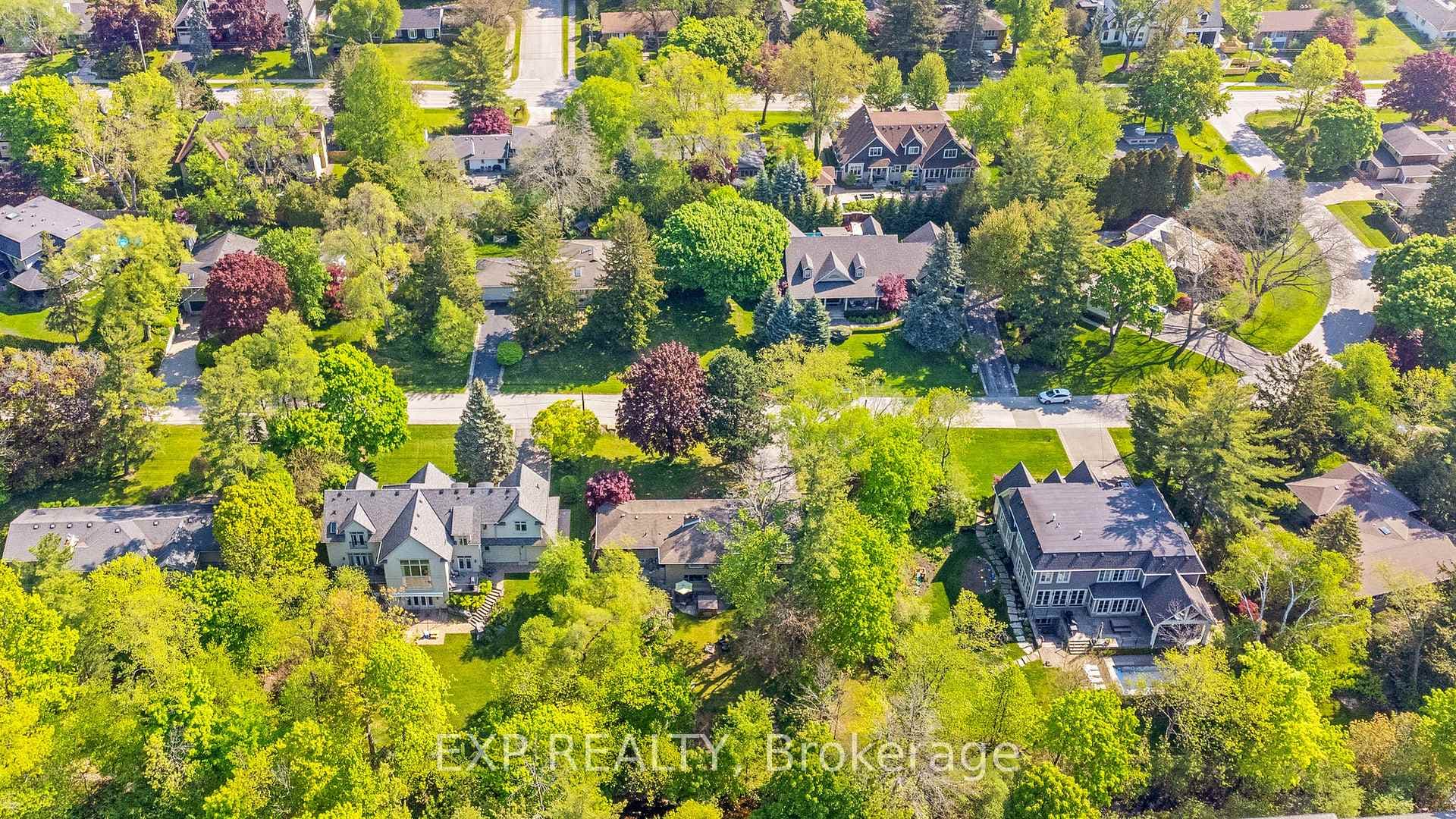 262 Alscot Crescent photo 3