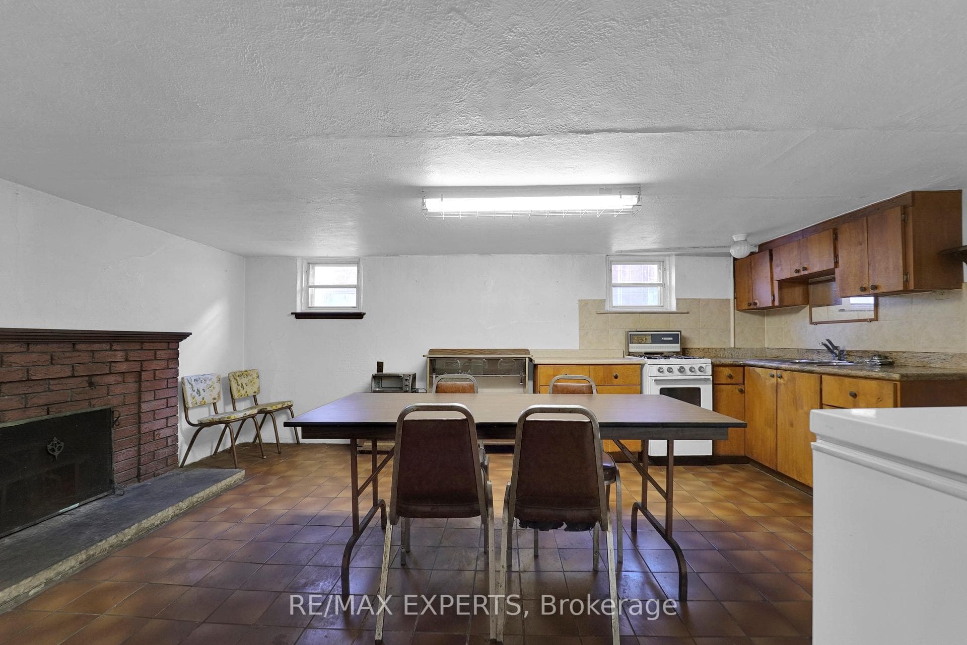839 Coxwell Avenue photo 27