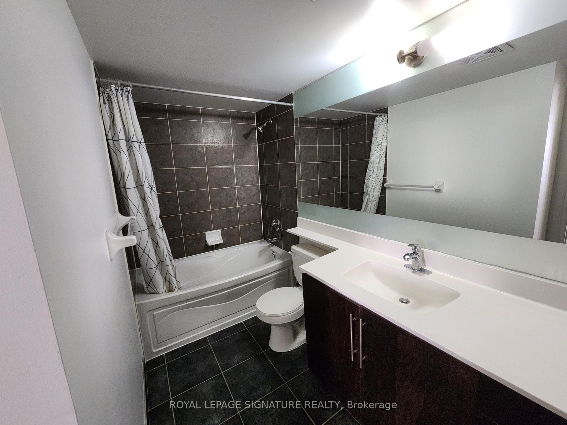 Ensuite bathroom with tub/shower combo