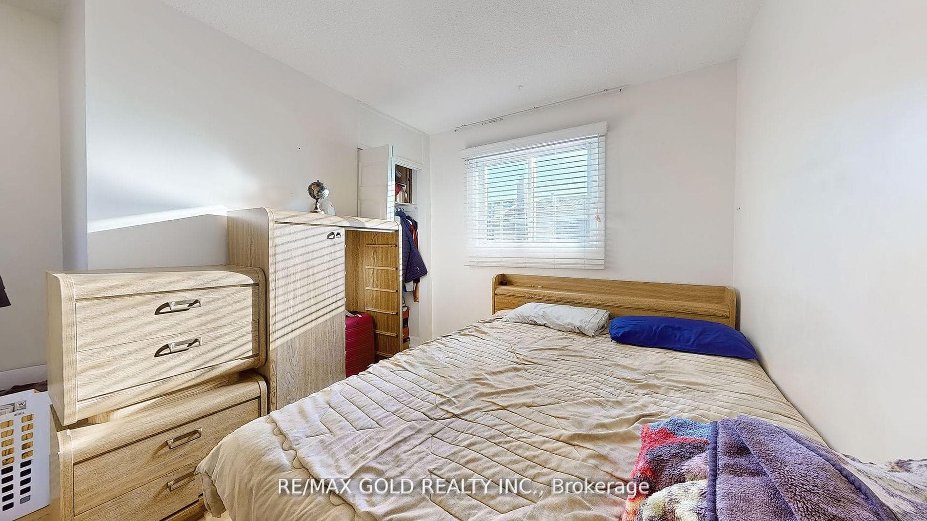 12 Royal Colwood Court photo 30