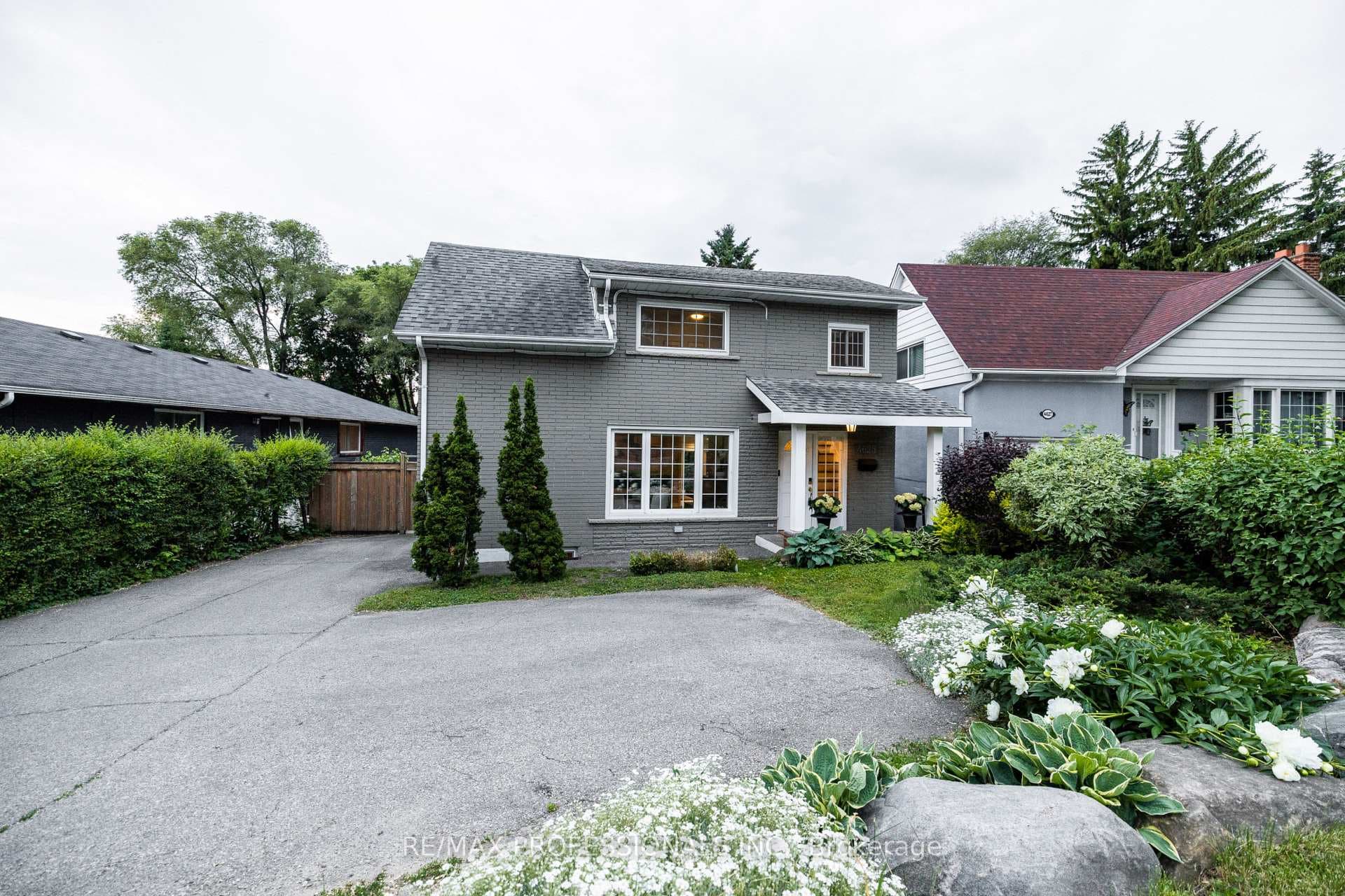 4625 Dundas Street photo 40