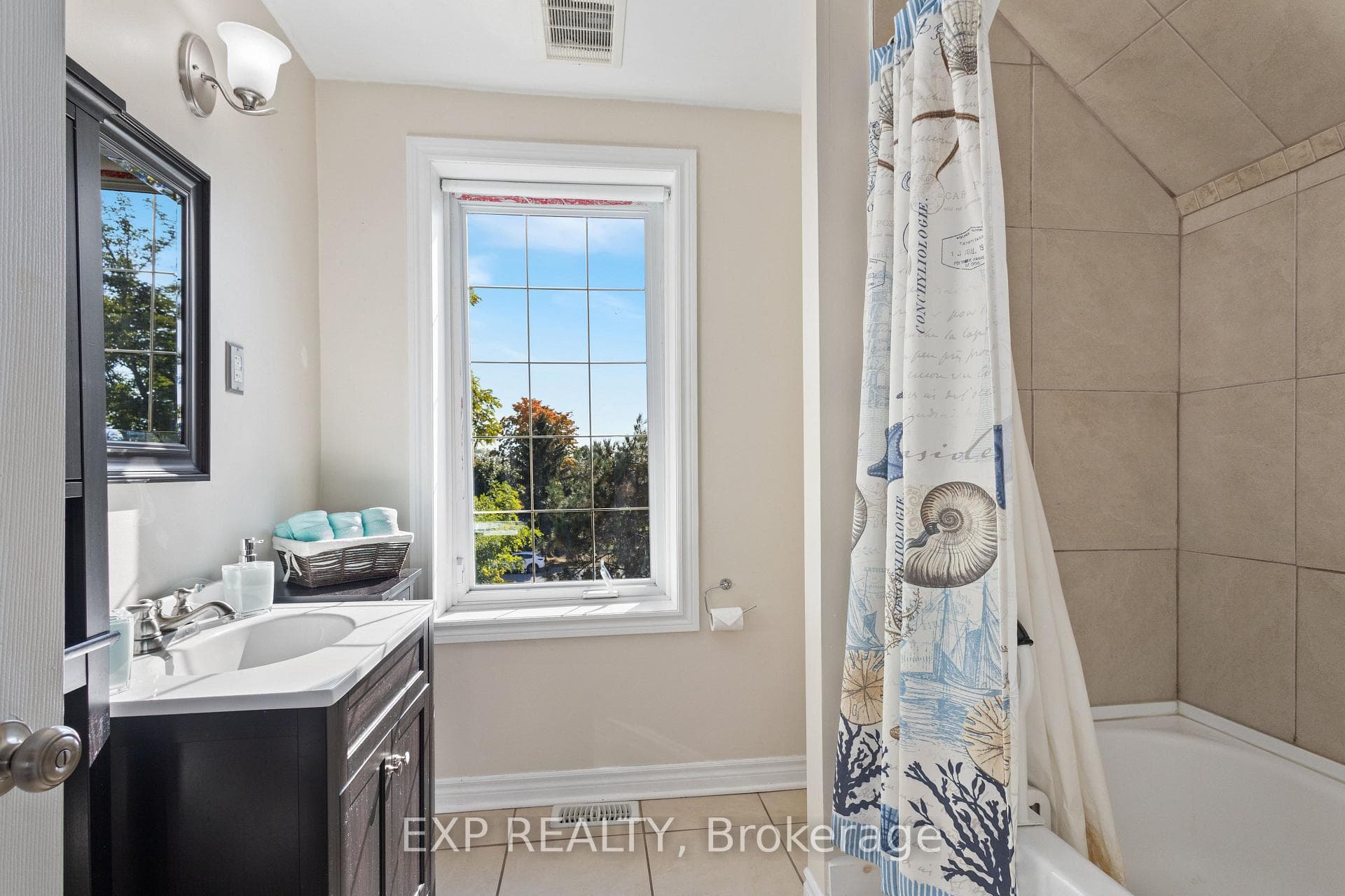 Upstairs 4pc Bathroom