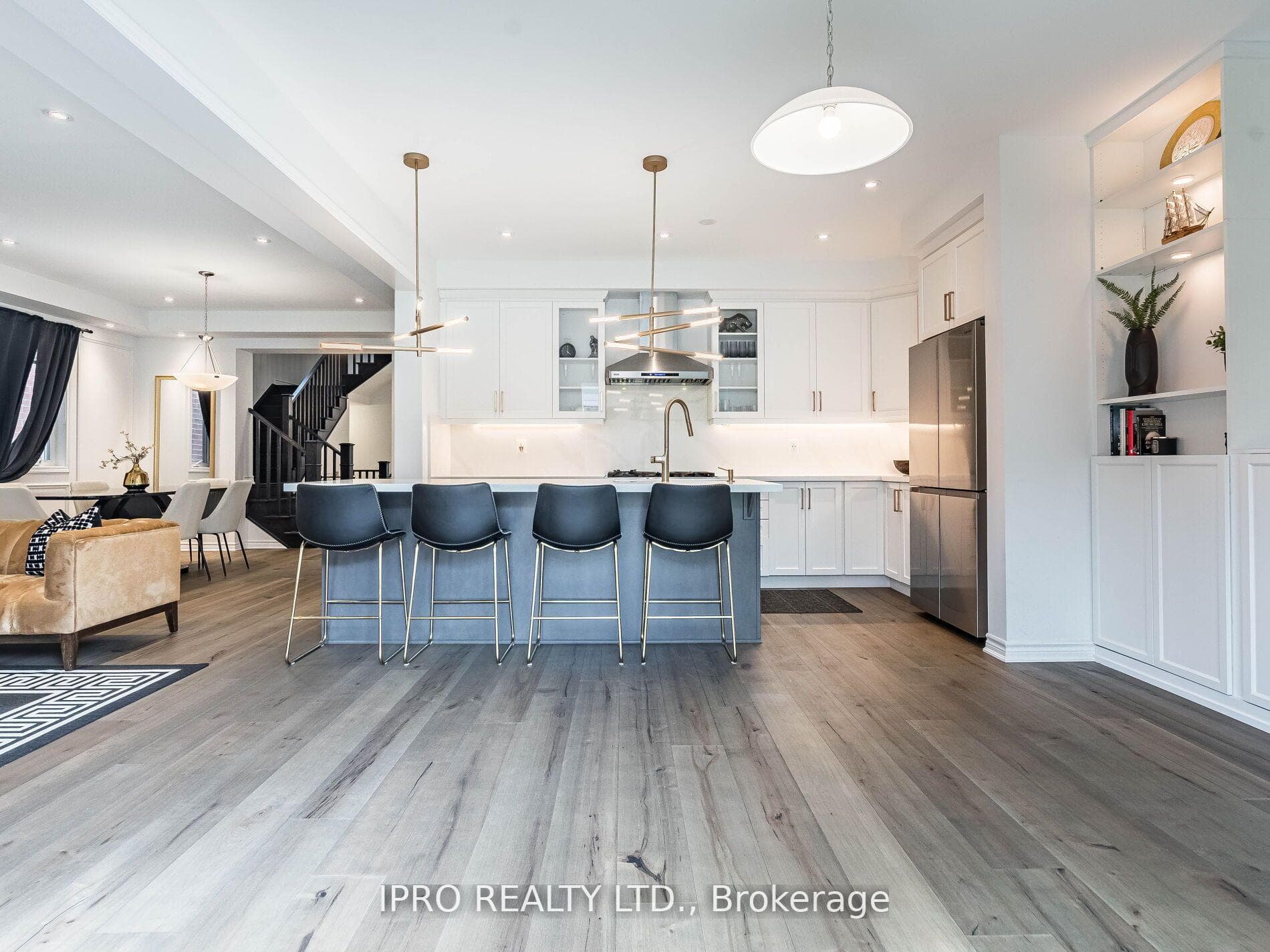 1406 Lobelia Crescent photo 18