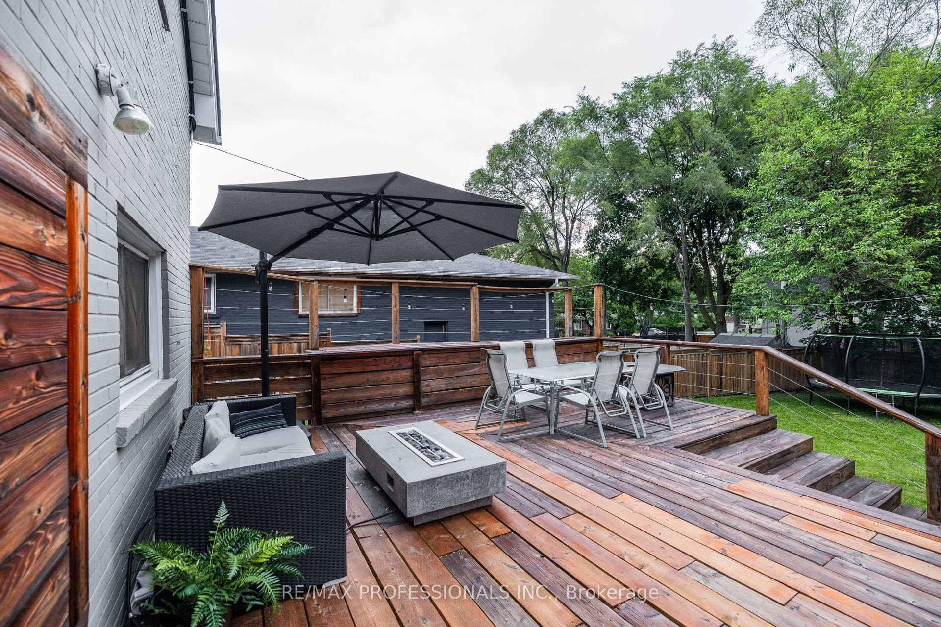 4625 Dundas Street photo 34
