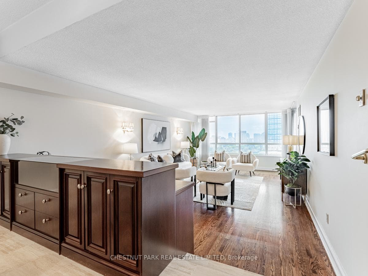 130 Carlton Street Unit 1107 photo 9