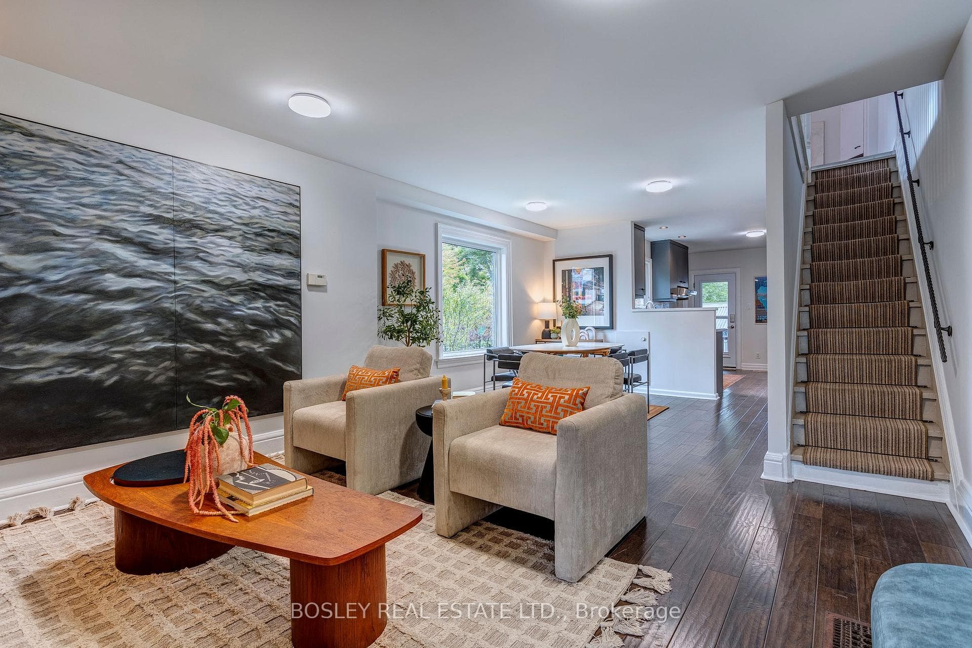 2027 Dundas Street photo 2
