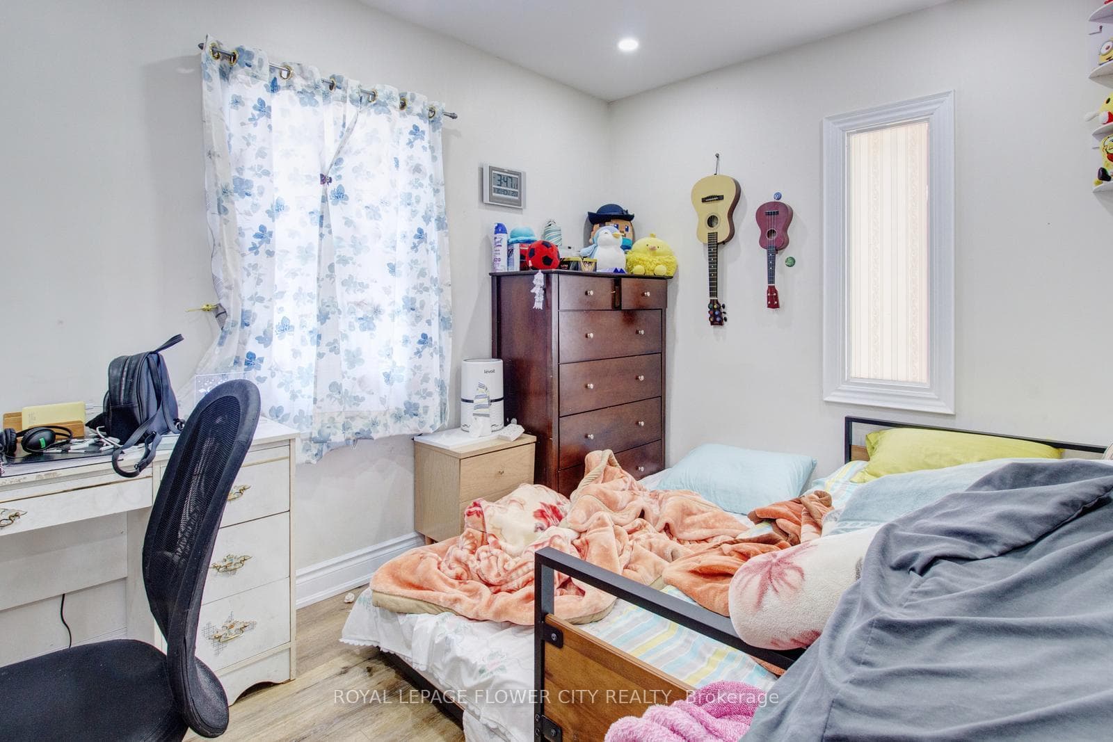 823 Queensdale Avenue photo 22