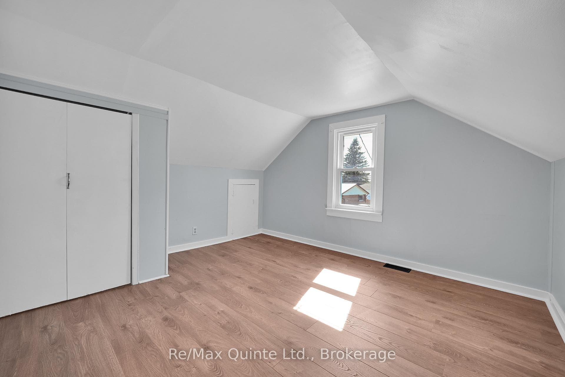 235 Byron Street photo 22