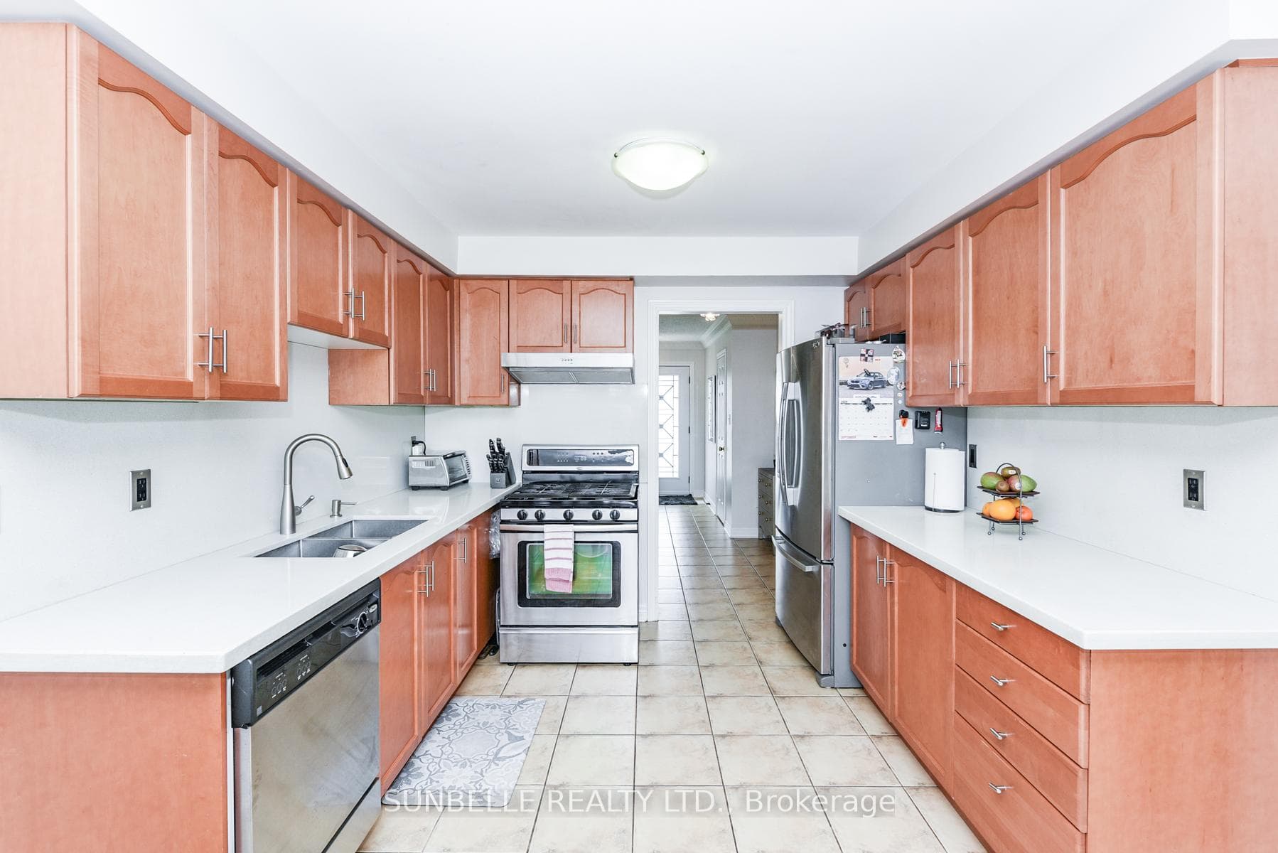 Kit quartz counter tops & quartz backsplash.