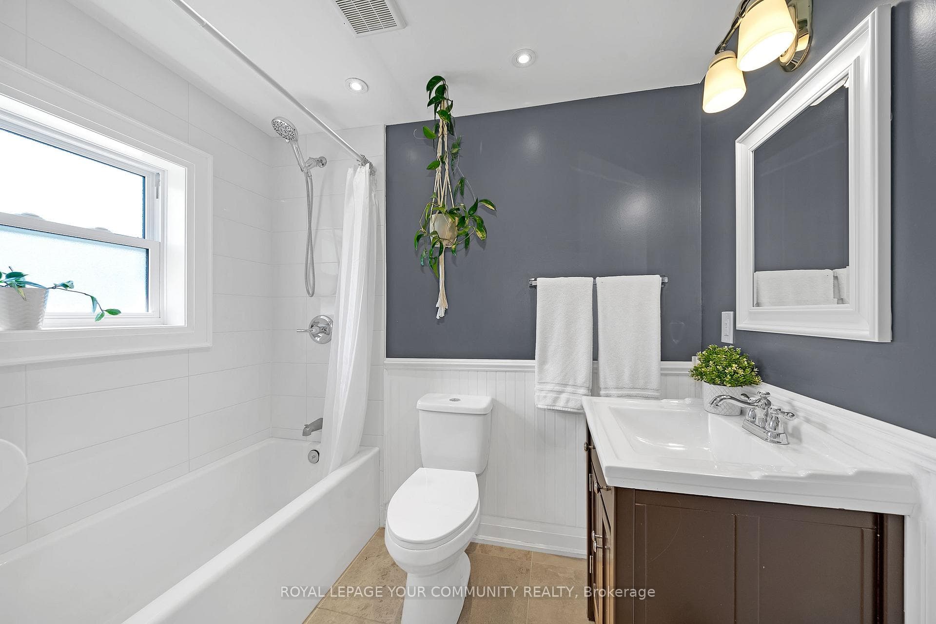 19036 Dufferin Street photo 16