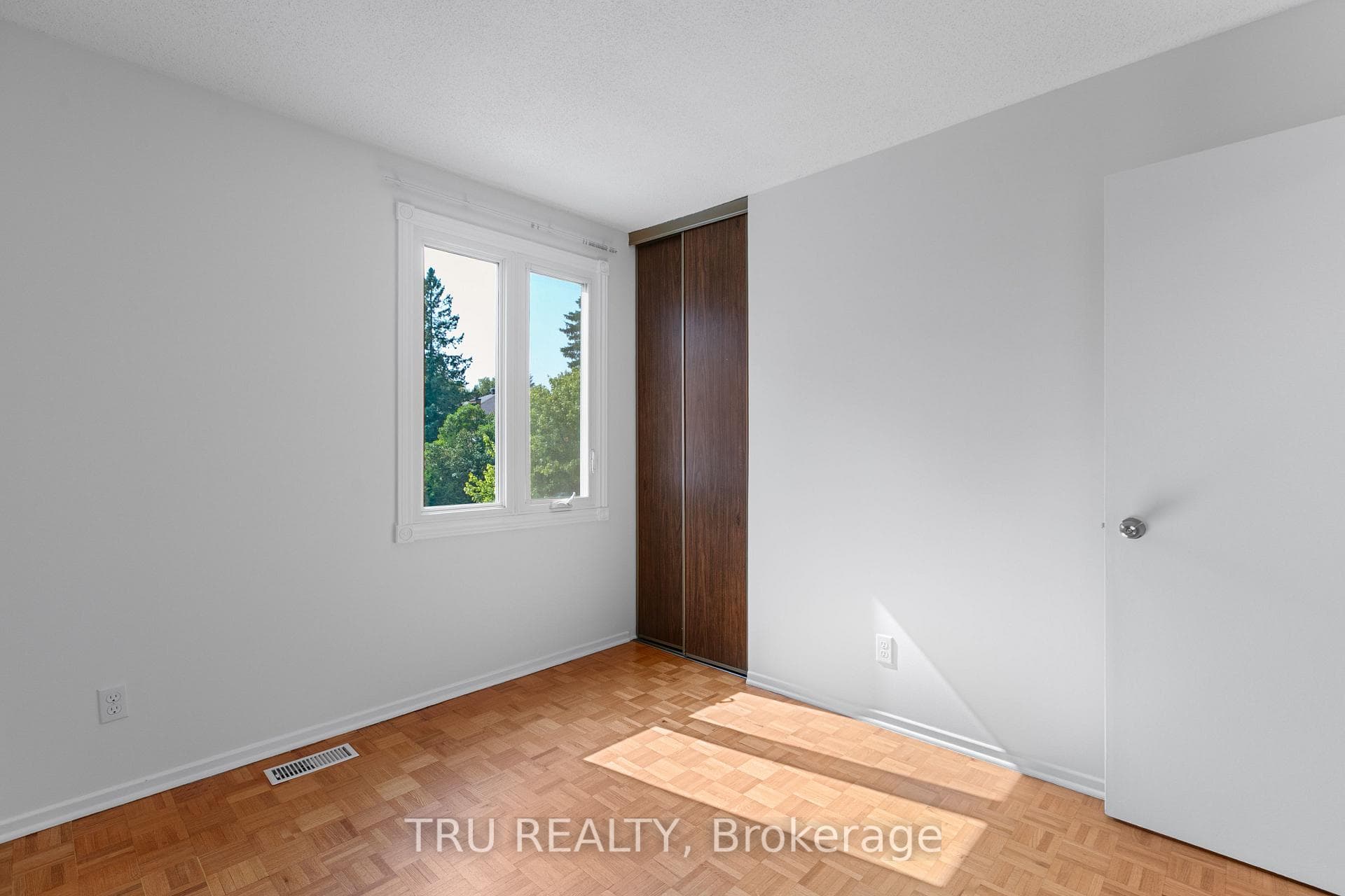 715 Mooneys Bay Place photo 25
