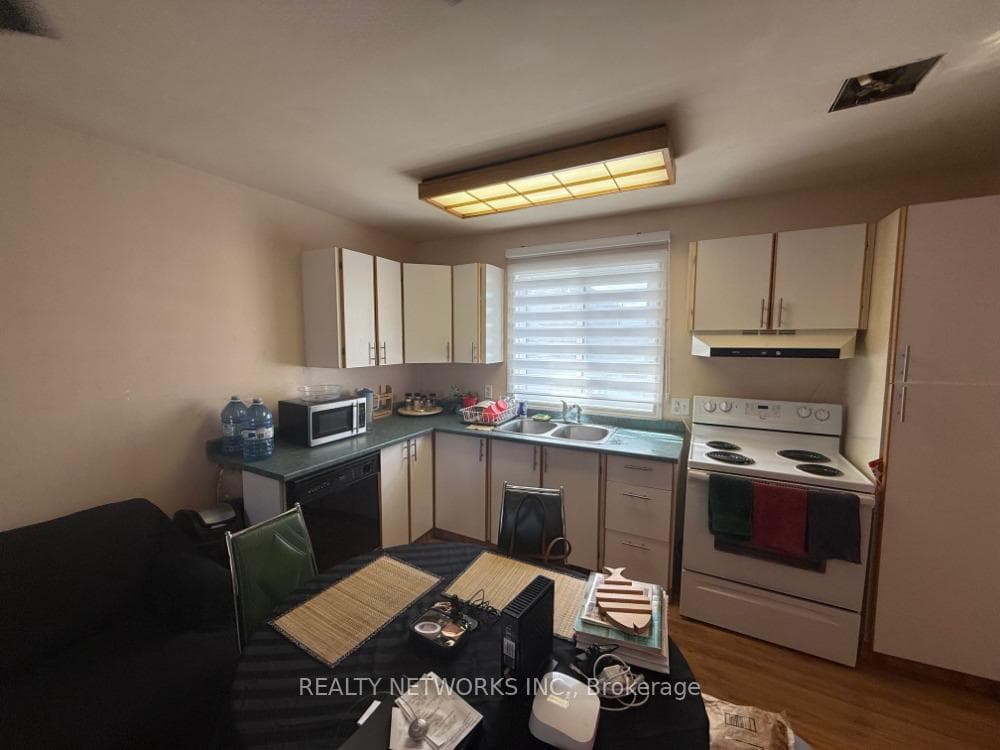 577 College Street Unit 4 photo 3
