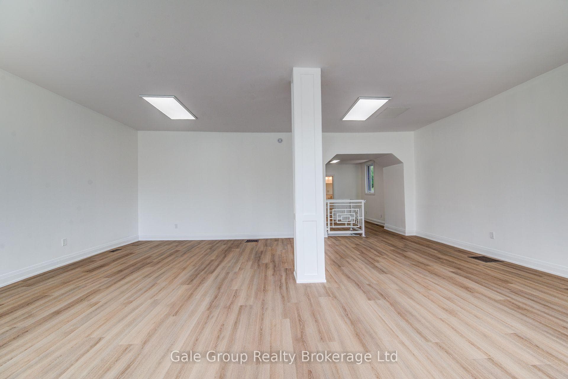 728 Dundas Street photo 6