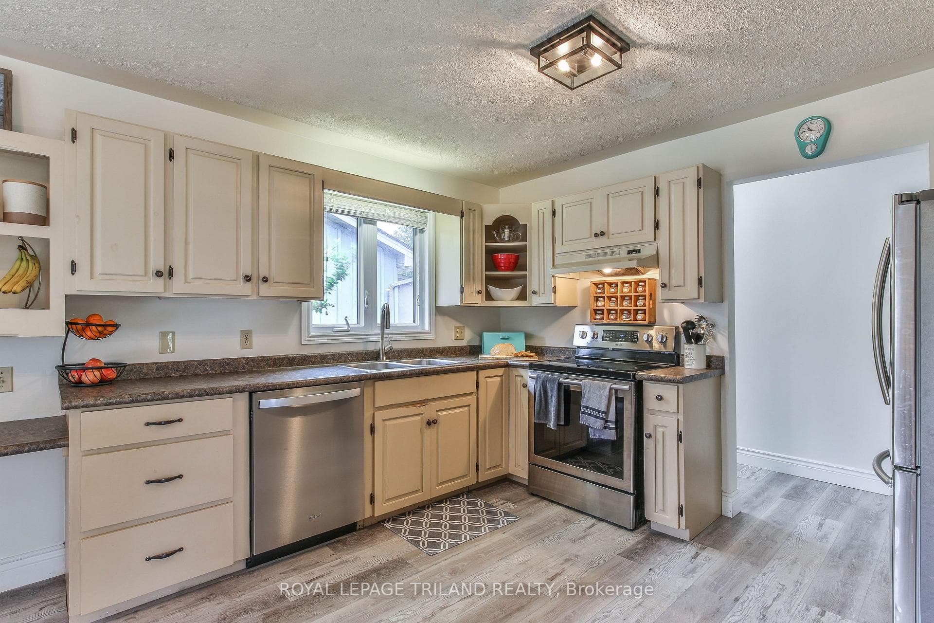 340 Queen Street photo 11