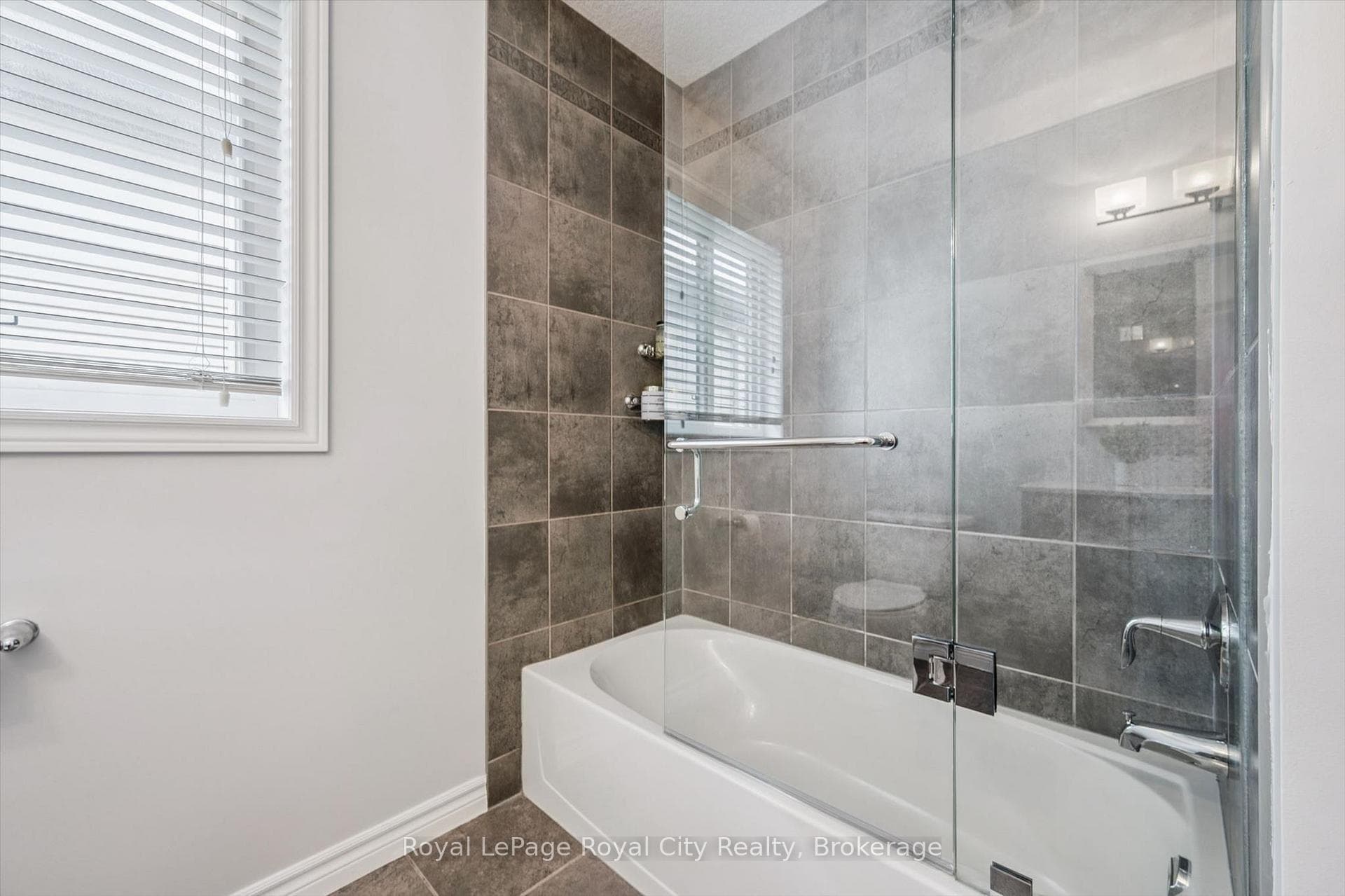 144 Kemp Crescent photo 28