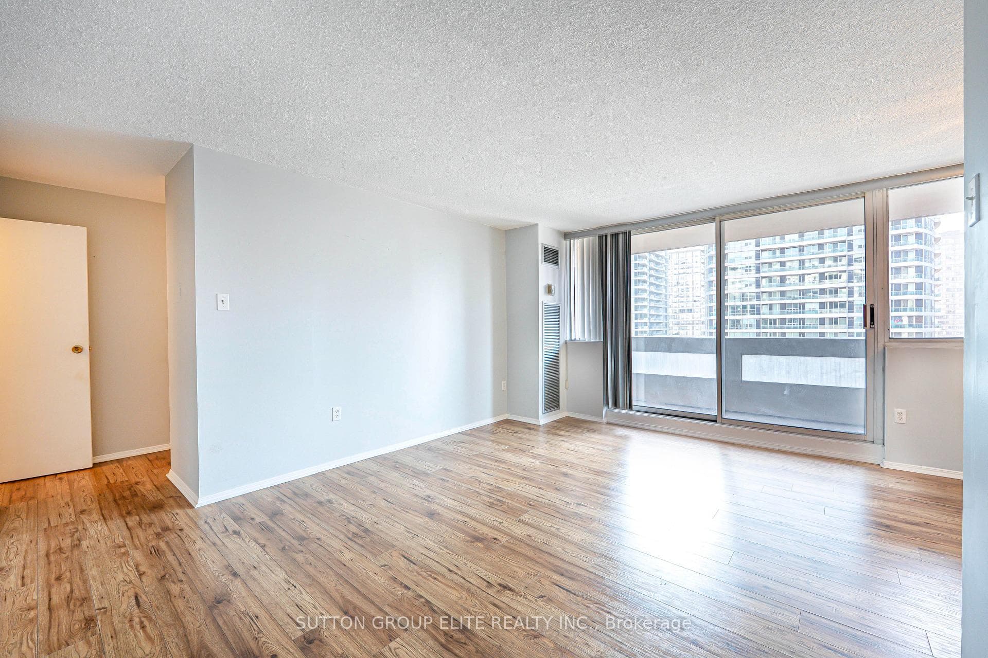 3590 Kaneff Crescent Unit 1203 photo 2