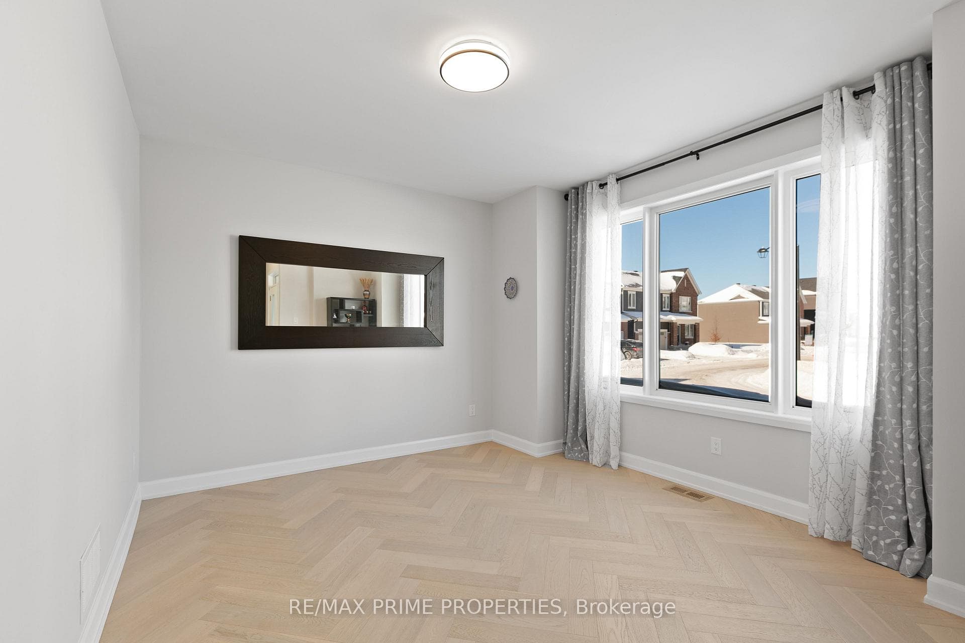 820 MERCIER Crescent photo 5