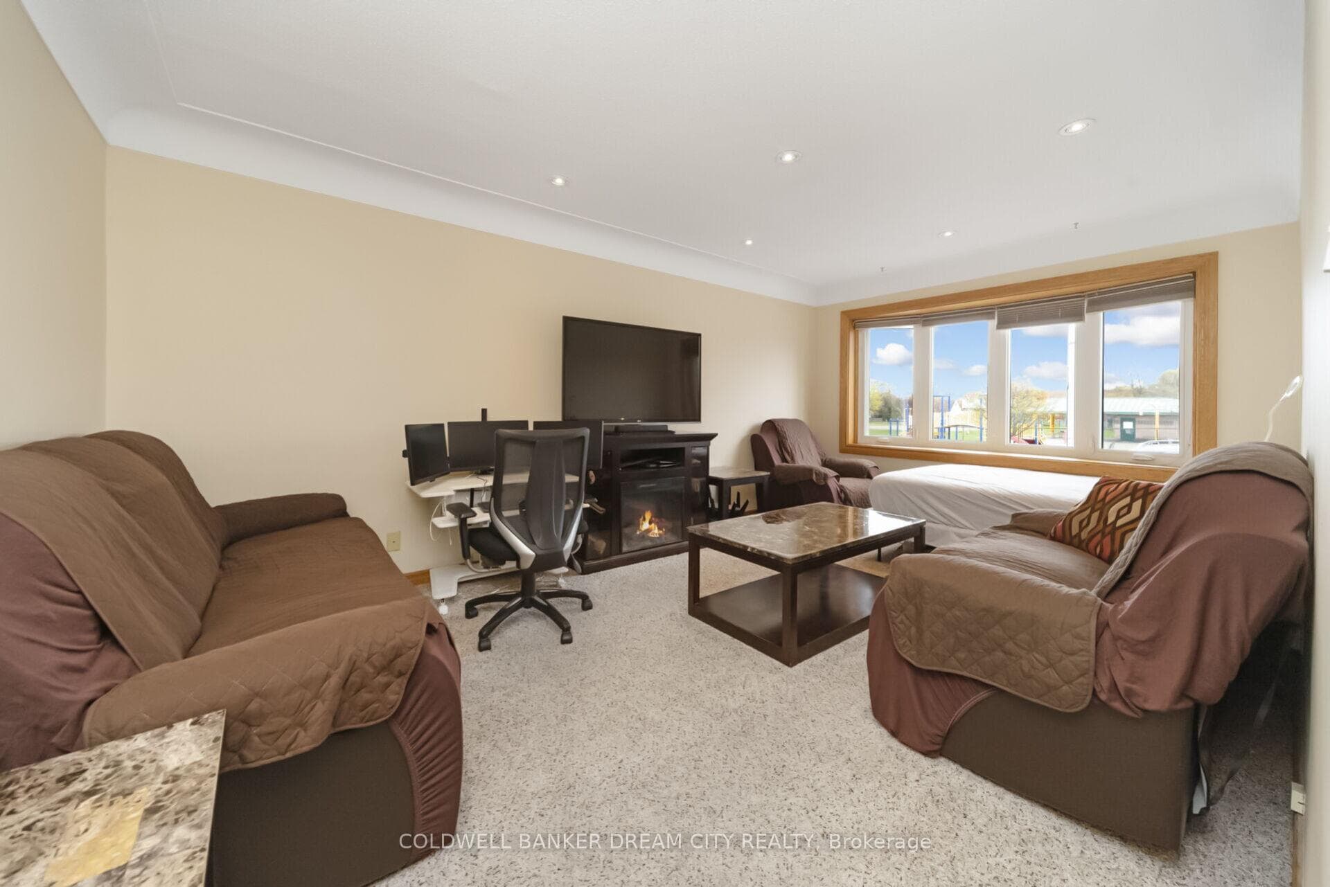39 Reid Avenue photo 8