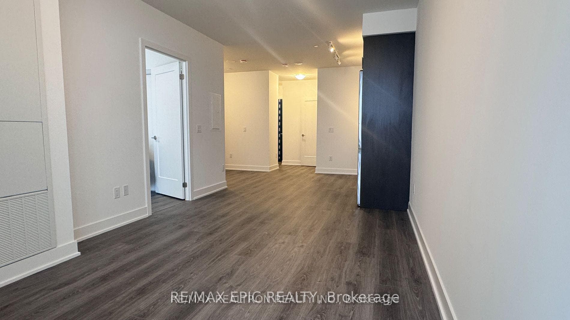 2545 Simcoe Street Unit 913 photo 1