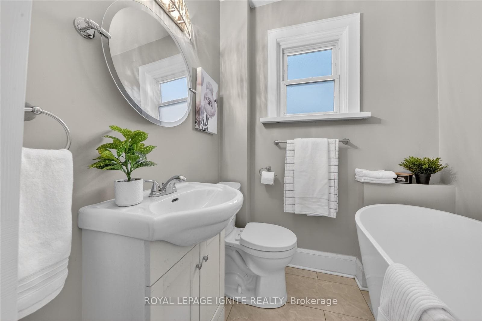 390 Jarvis Street photo 14