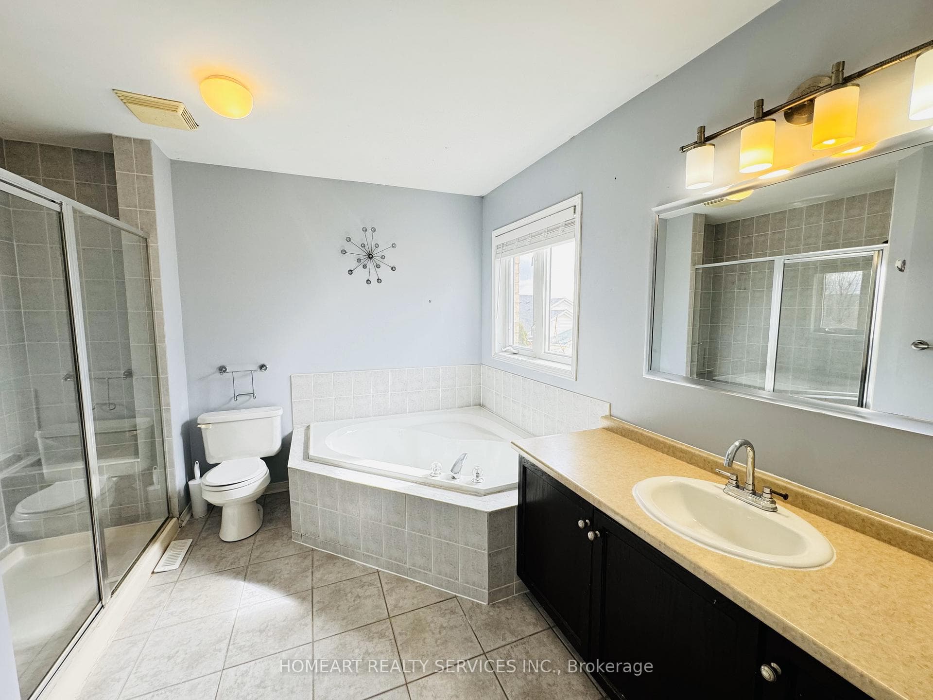 5-pc Ensuite Bath in Master Bdrm