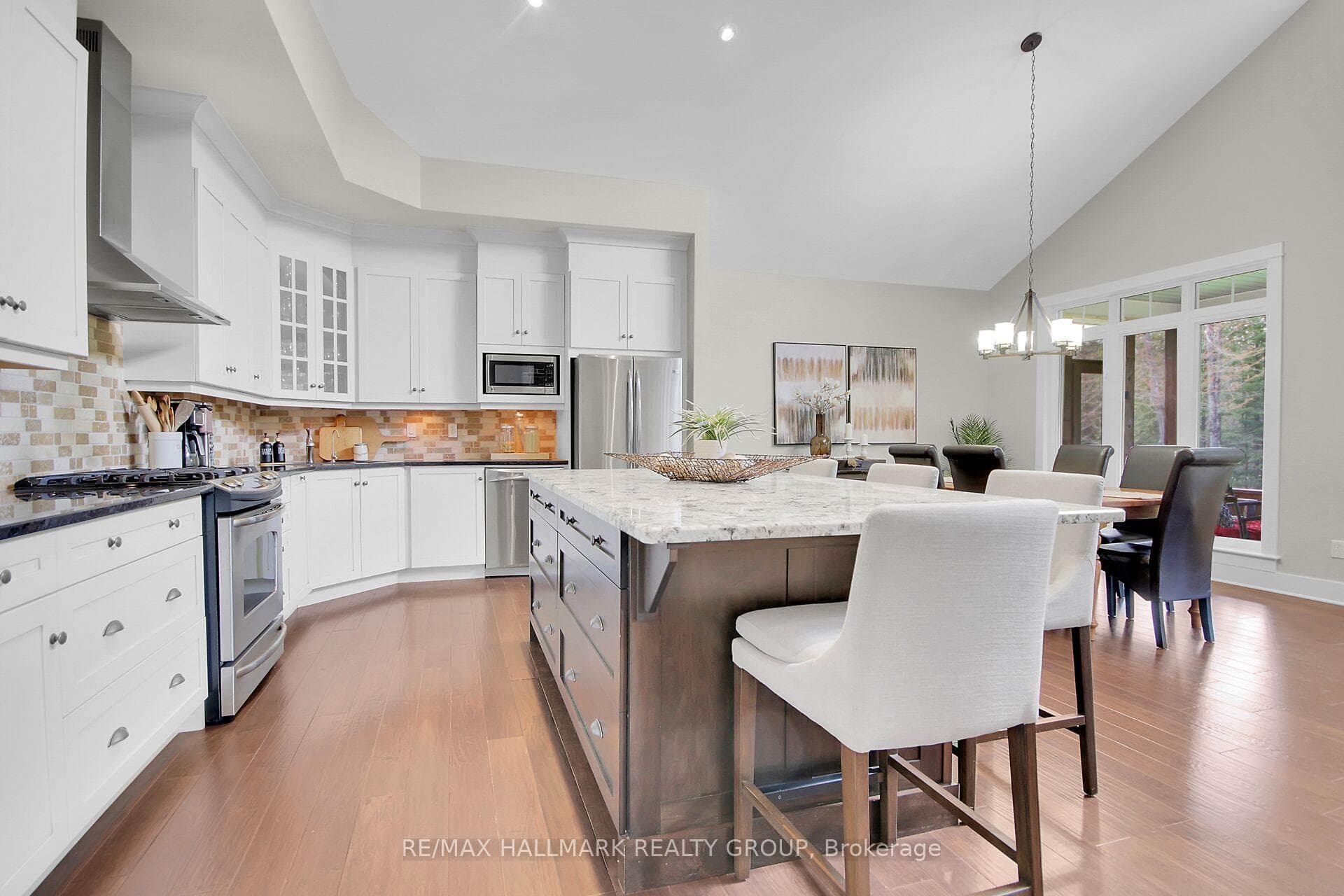 Great workspace in this kitchen