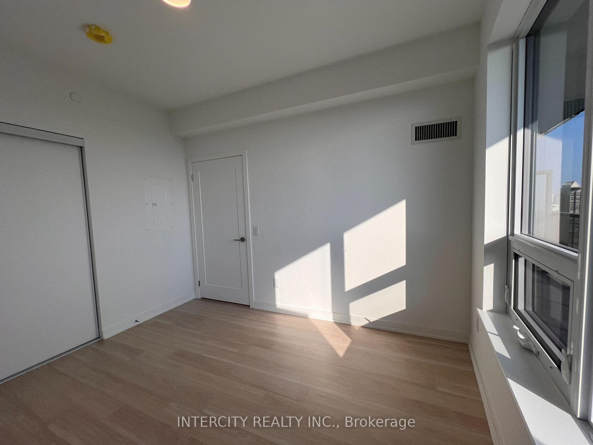 5105 Hurontario Street Unit 2807 photo 8
