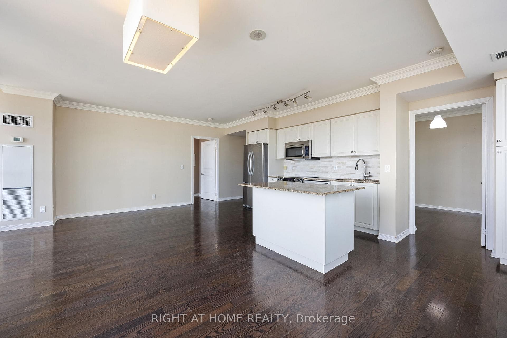 2240 Lake Shore Boulevard Unit 806 photo 4