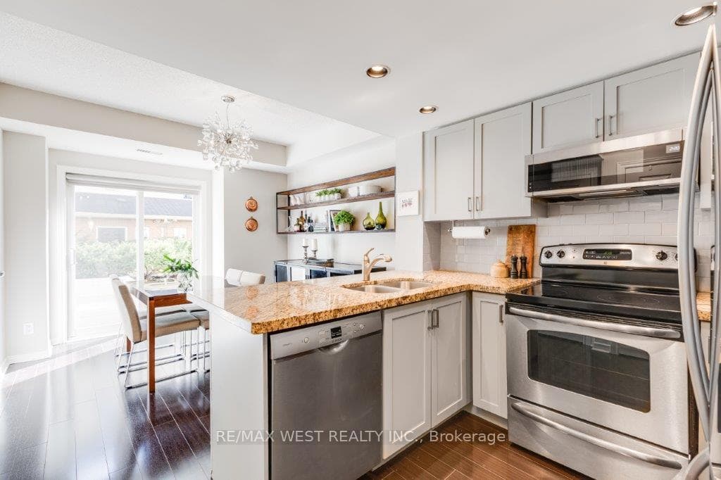 208 NIagara Street Unit TH121 photo 9
