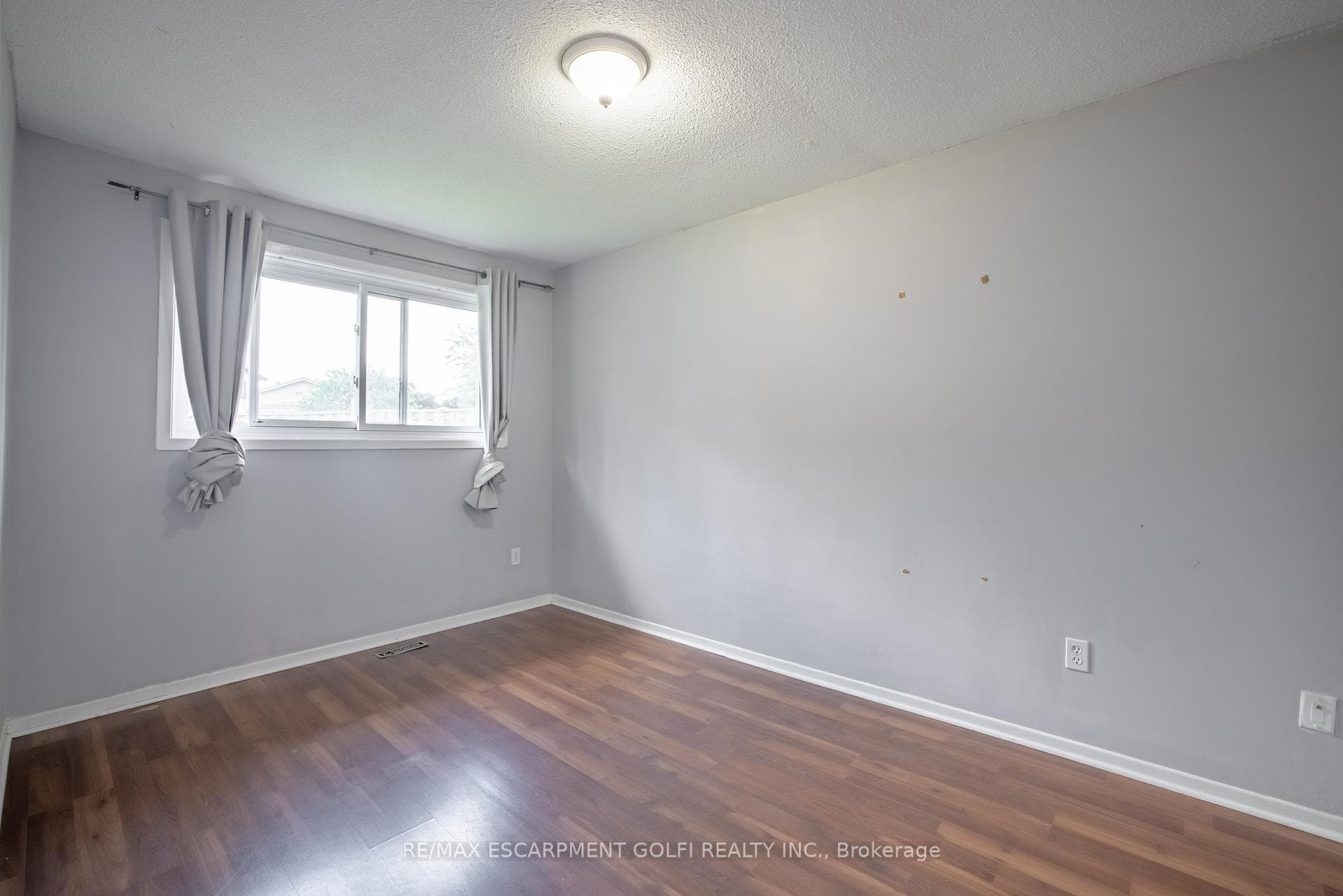 25 Lampman Crescent photo 17