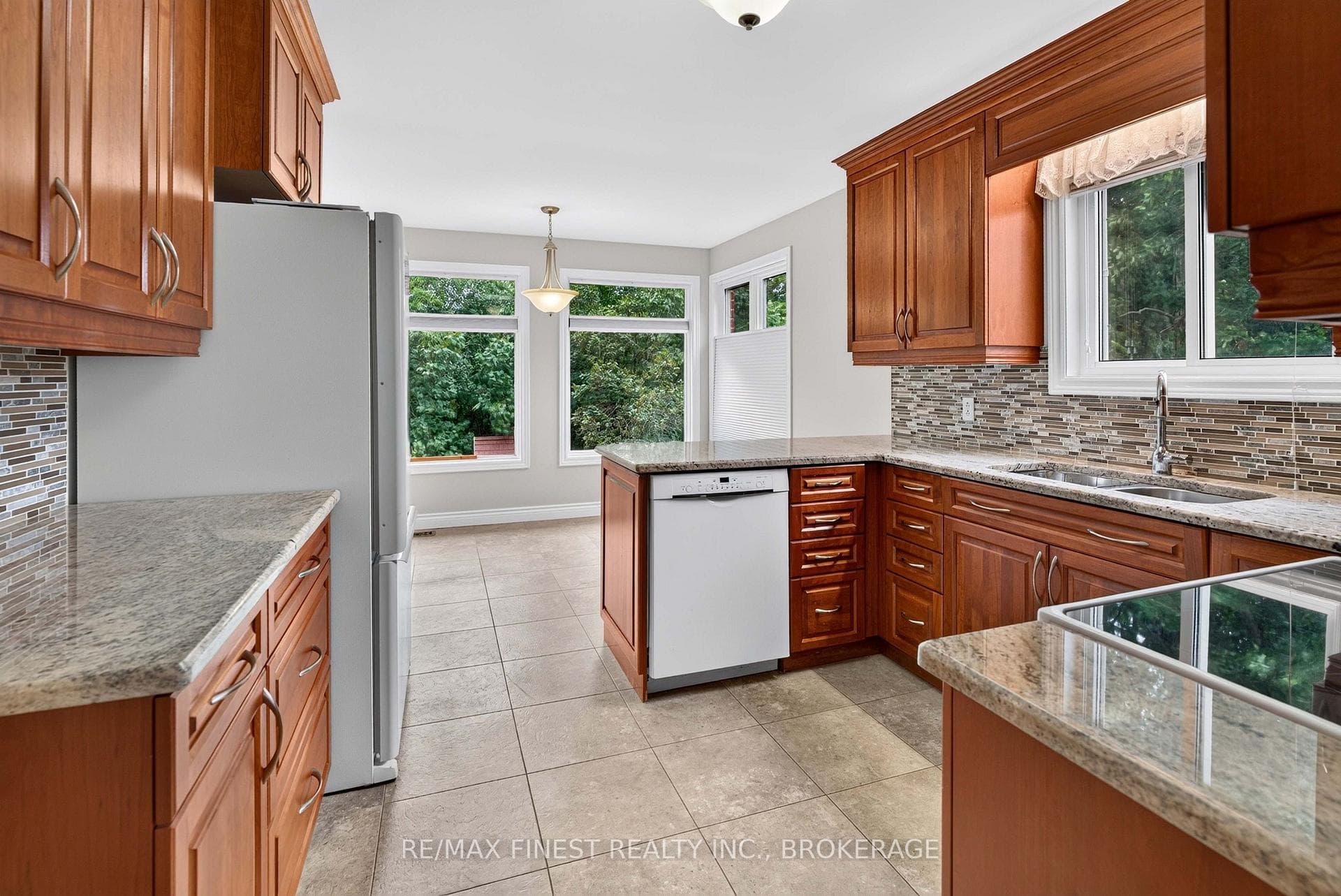 886 Bridle Path Crescent photo 15