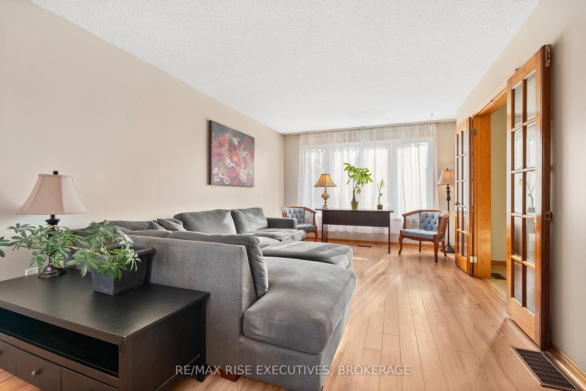 530 Canterbury Crescent photo 8