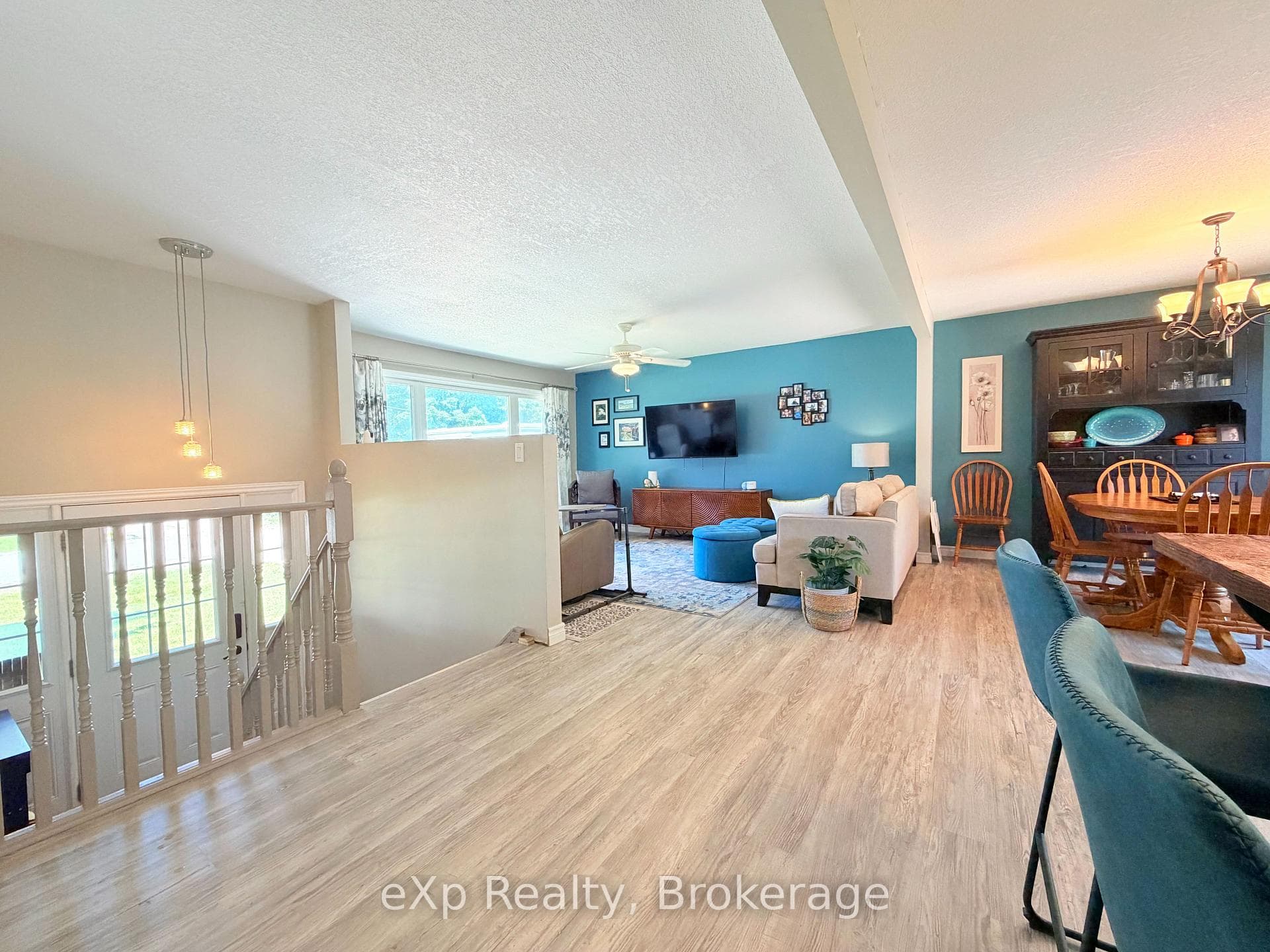 160 WESTFALL Crescent photo 3