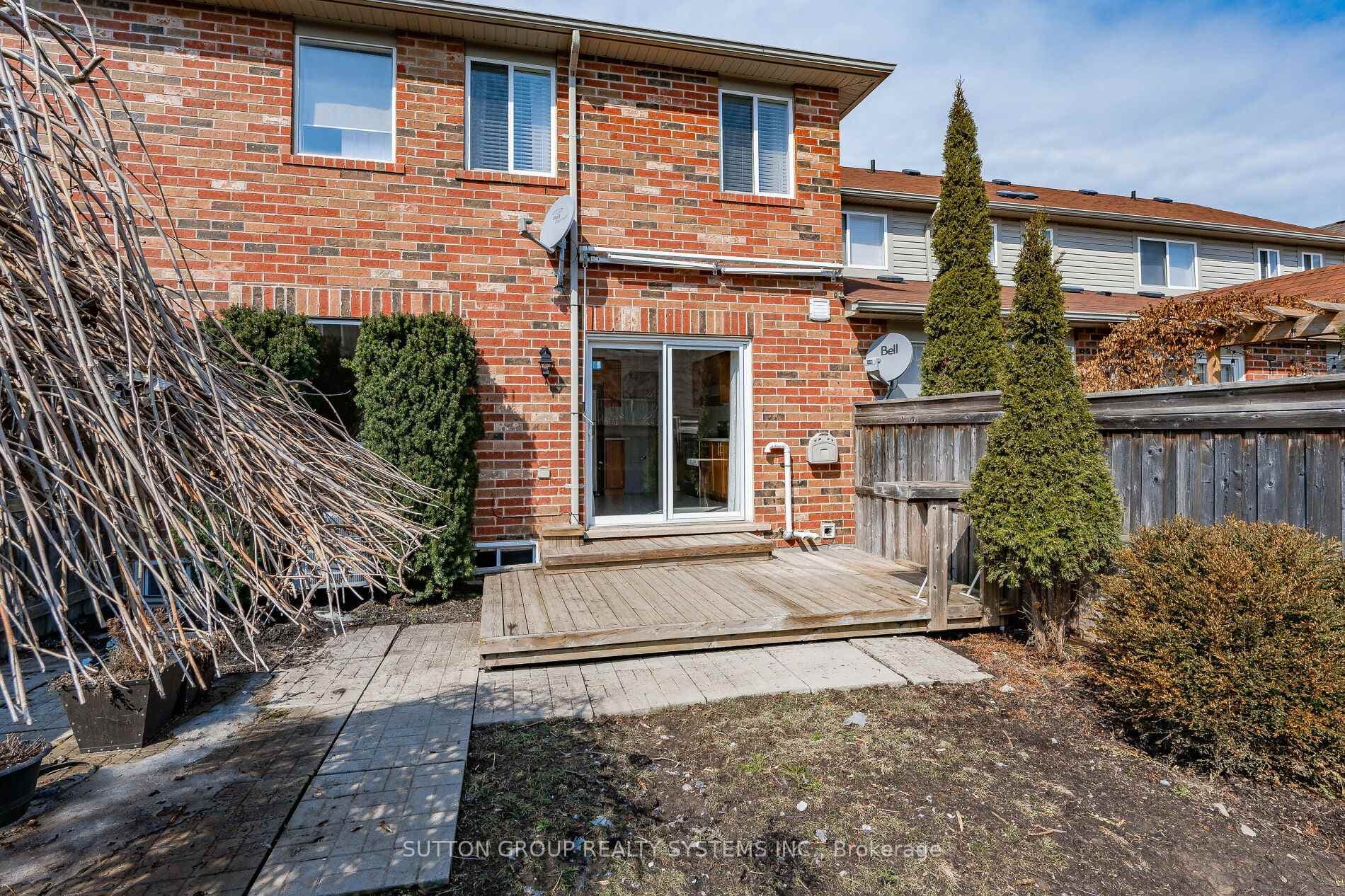 1152 Riddell Crescent photo 33