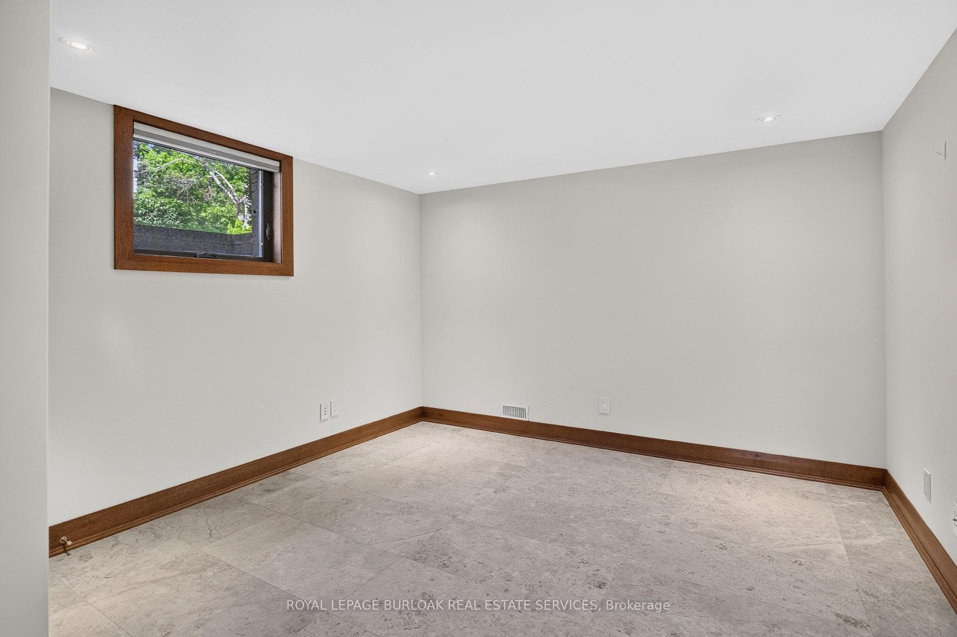 90 Oaklands Park Court photo 35