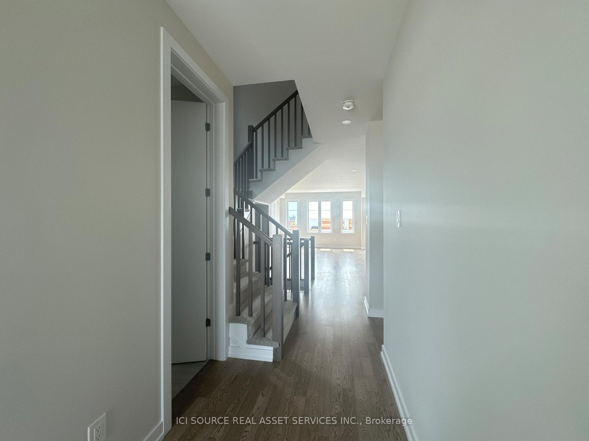 515 Oldenburg Avenue photo 2