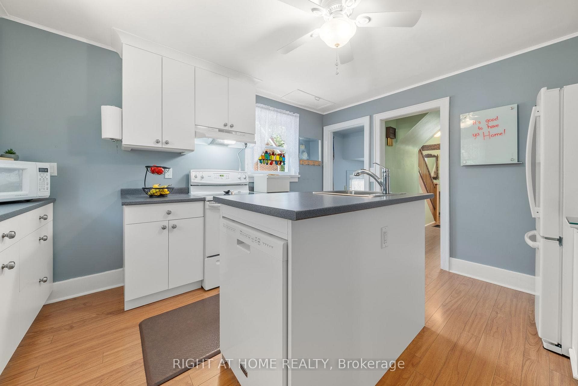 Centre Island has Sink & Dishwasher