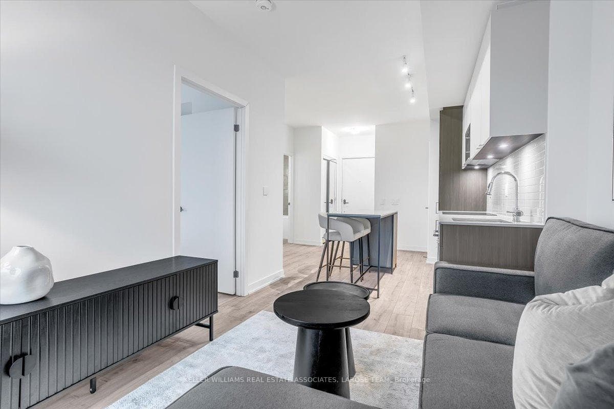 215 Lakeshore Road Unit 205 photo 5
