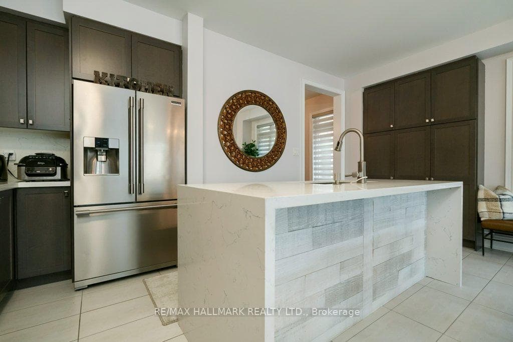 245 Cranbrook Crescent photo 9
