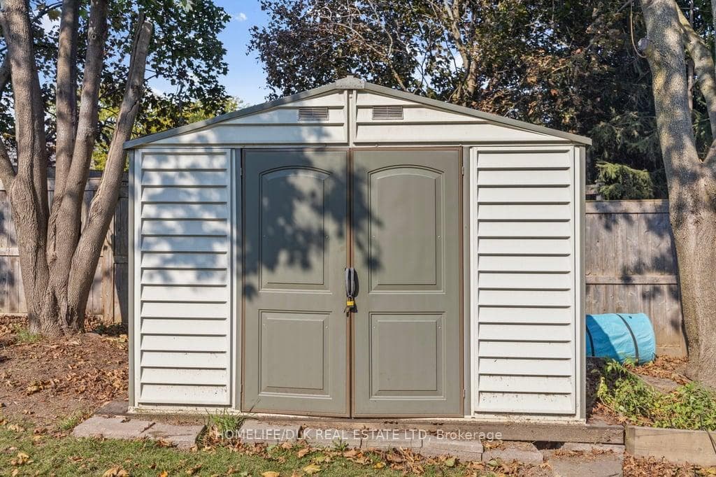 1182 Queensland Place photo 34