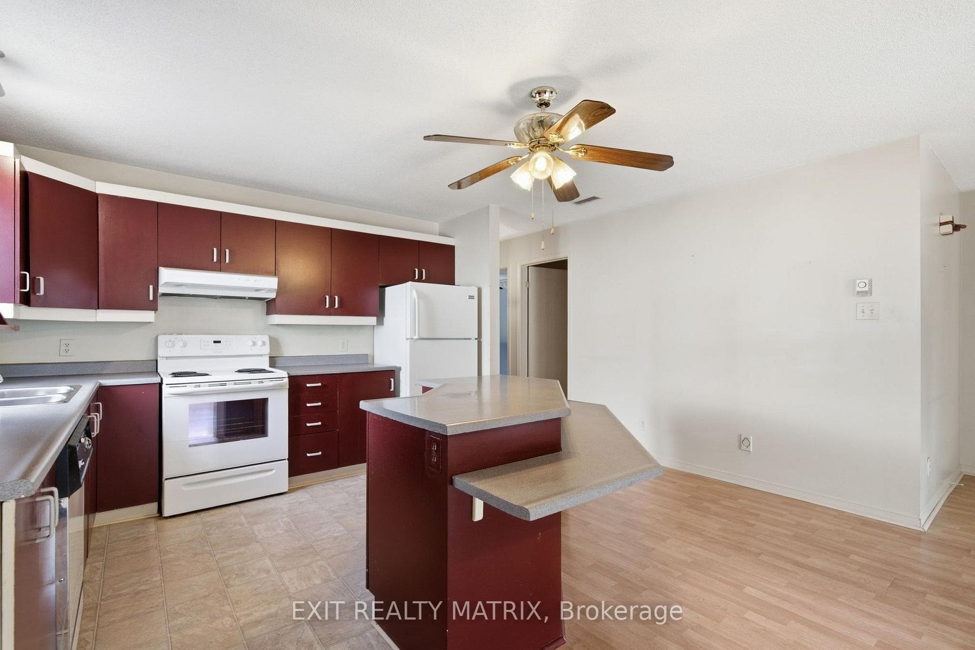 671 Berthiaume Street photo 11