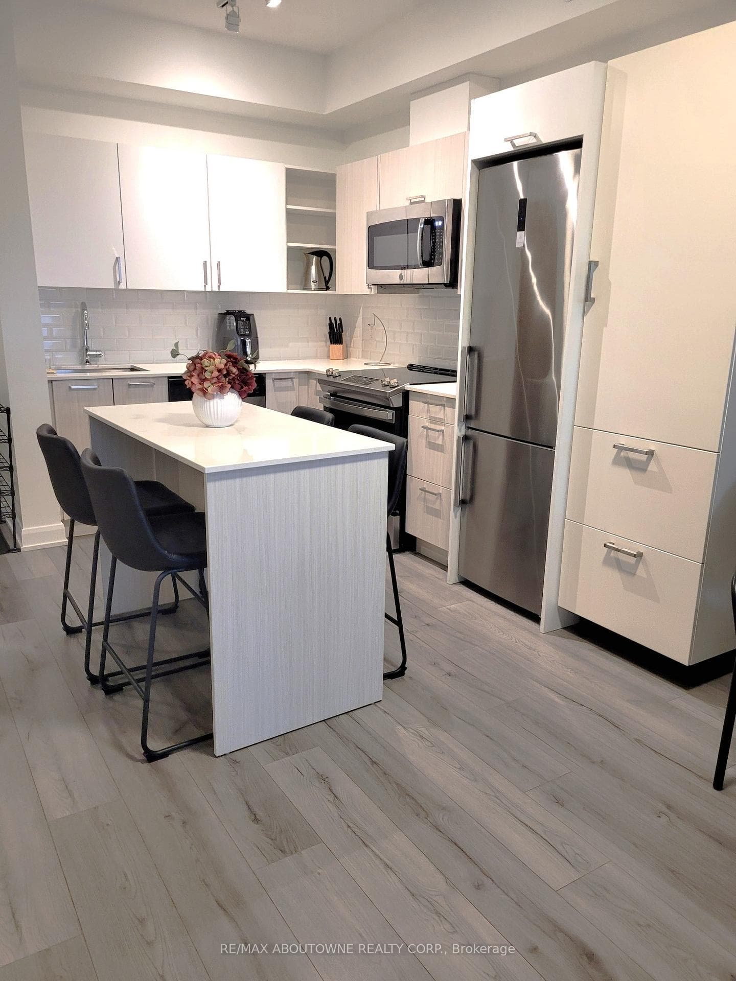 385 Osler Street Unit 508 photo 5