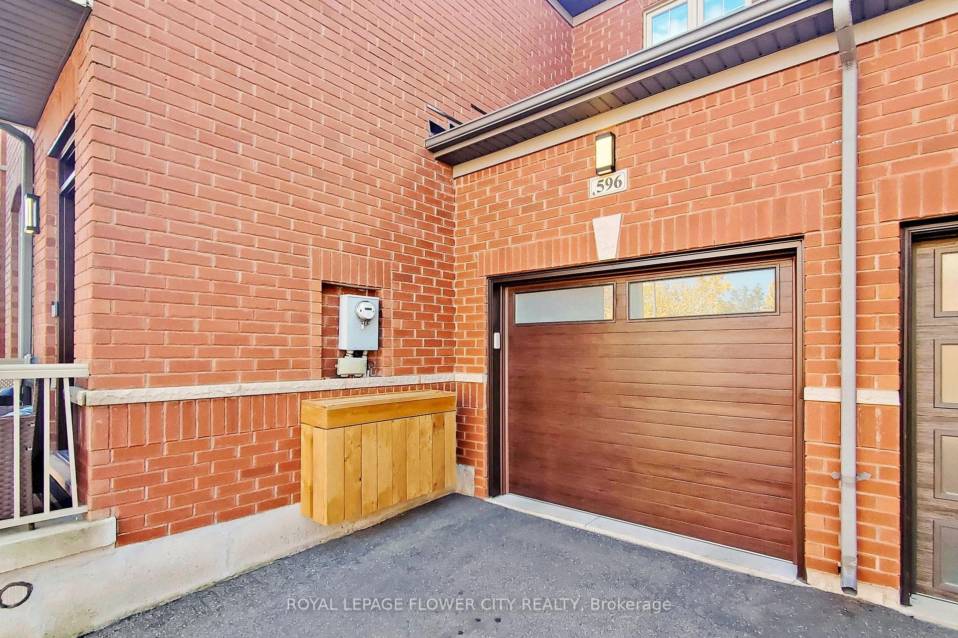 596 Grant Way photo 3