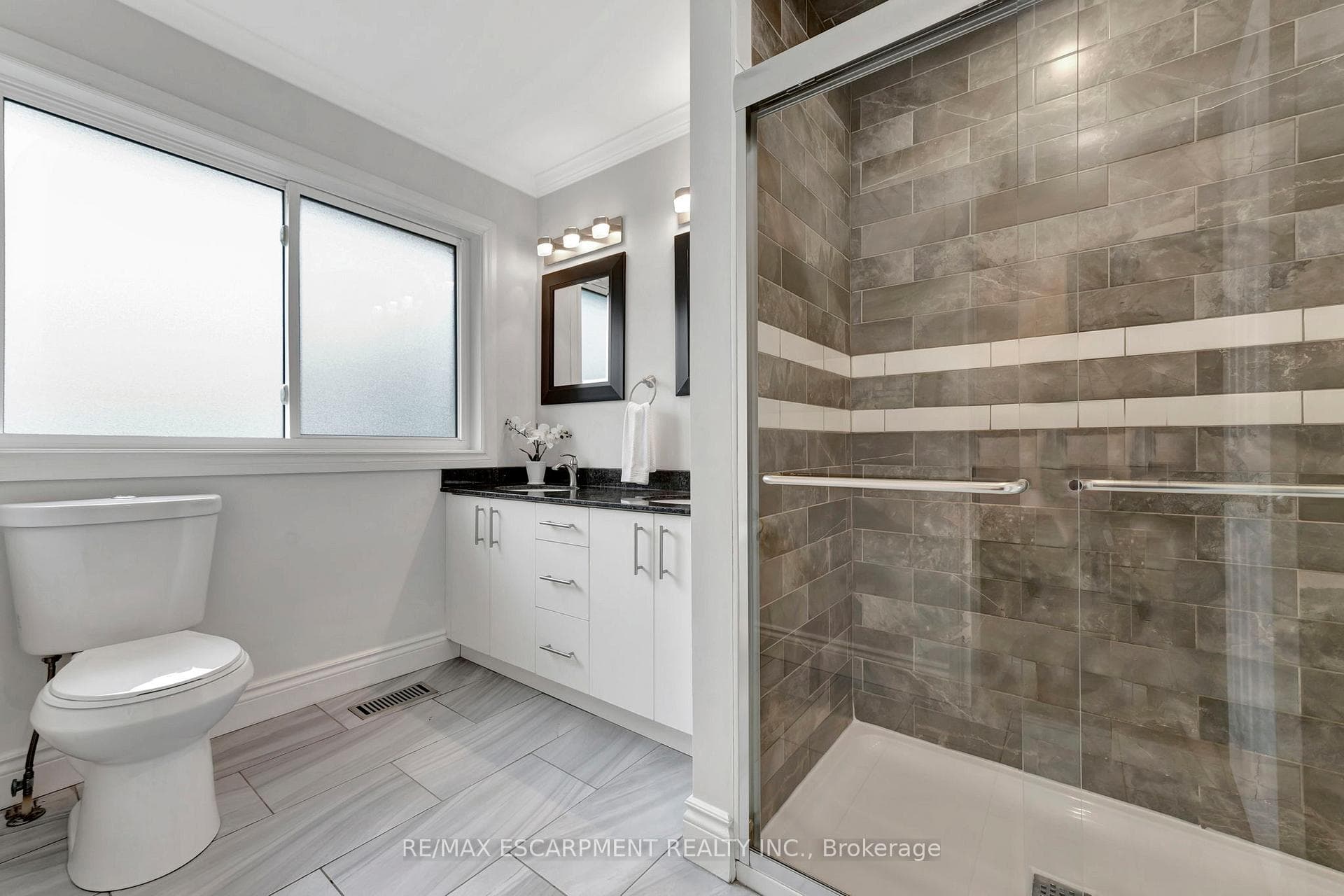 2060 Maplewood Drive photo 21