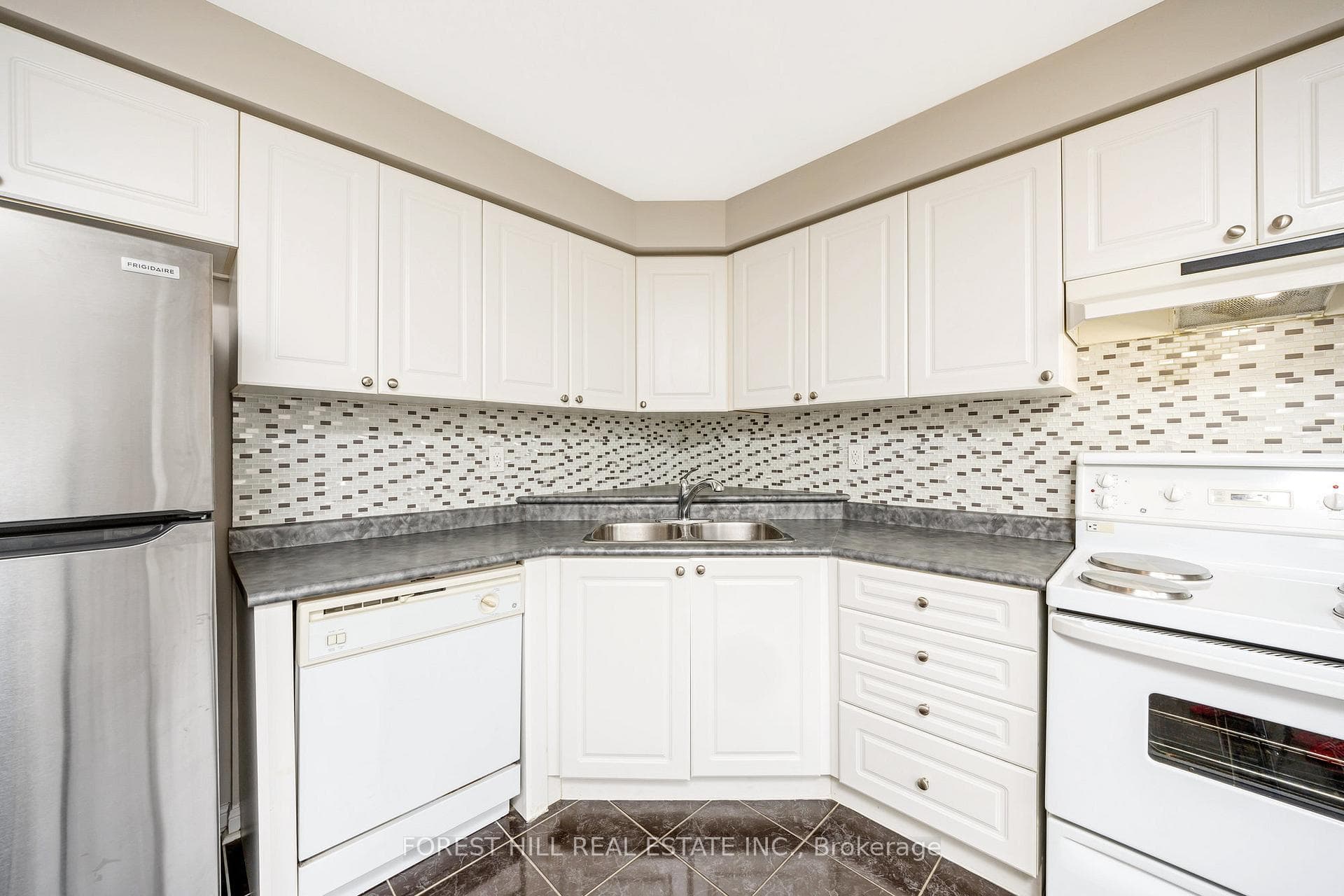1637 Stover Crescent photo 15