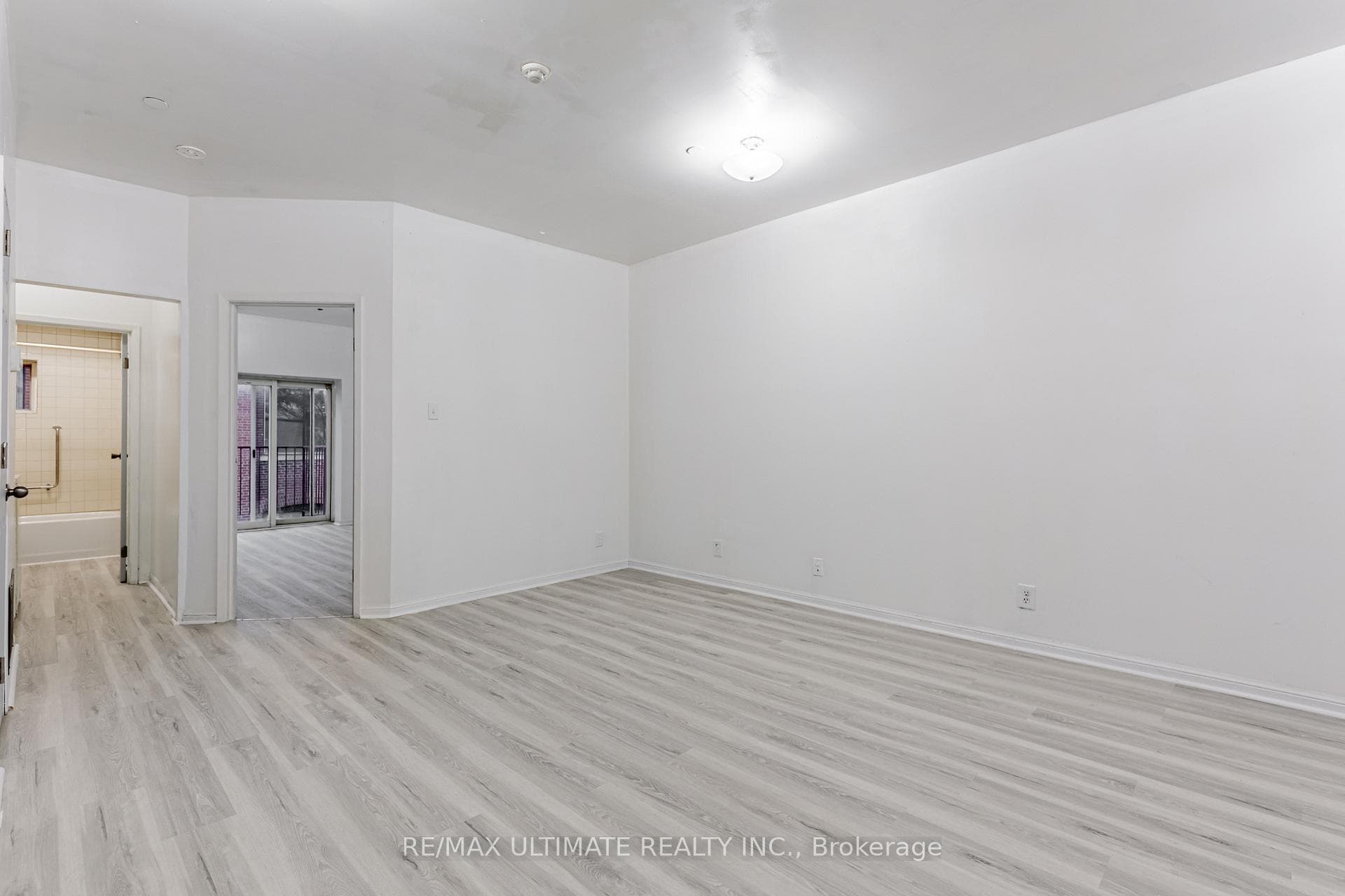 996 Queen Street Unit 5 photo 8