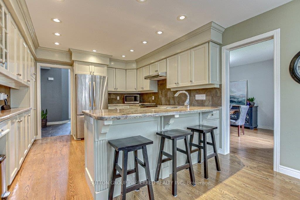46 Kanata Crescent photo 9