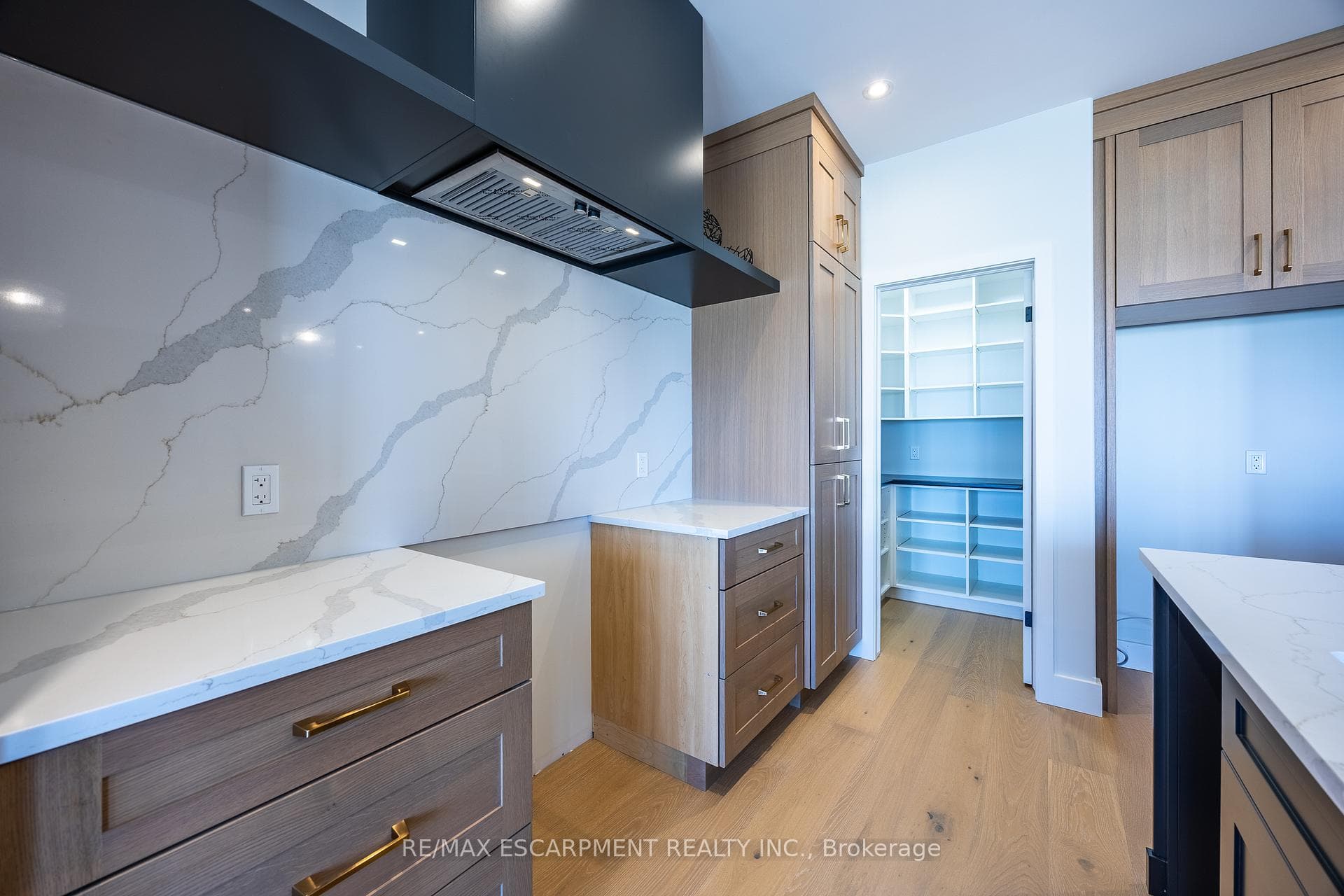 34 Andrew Avenue photo 15