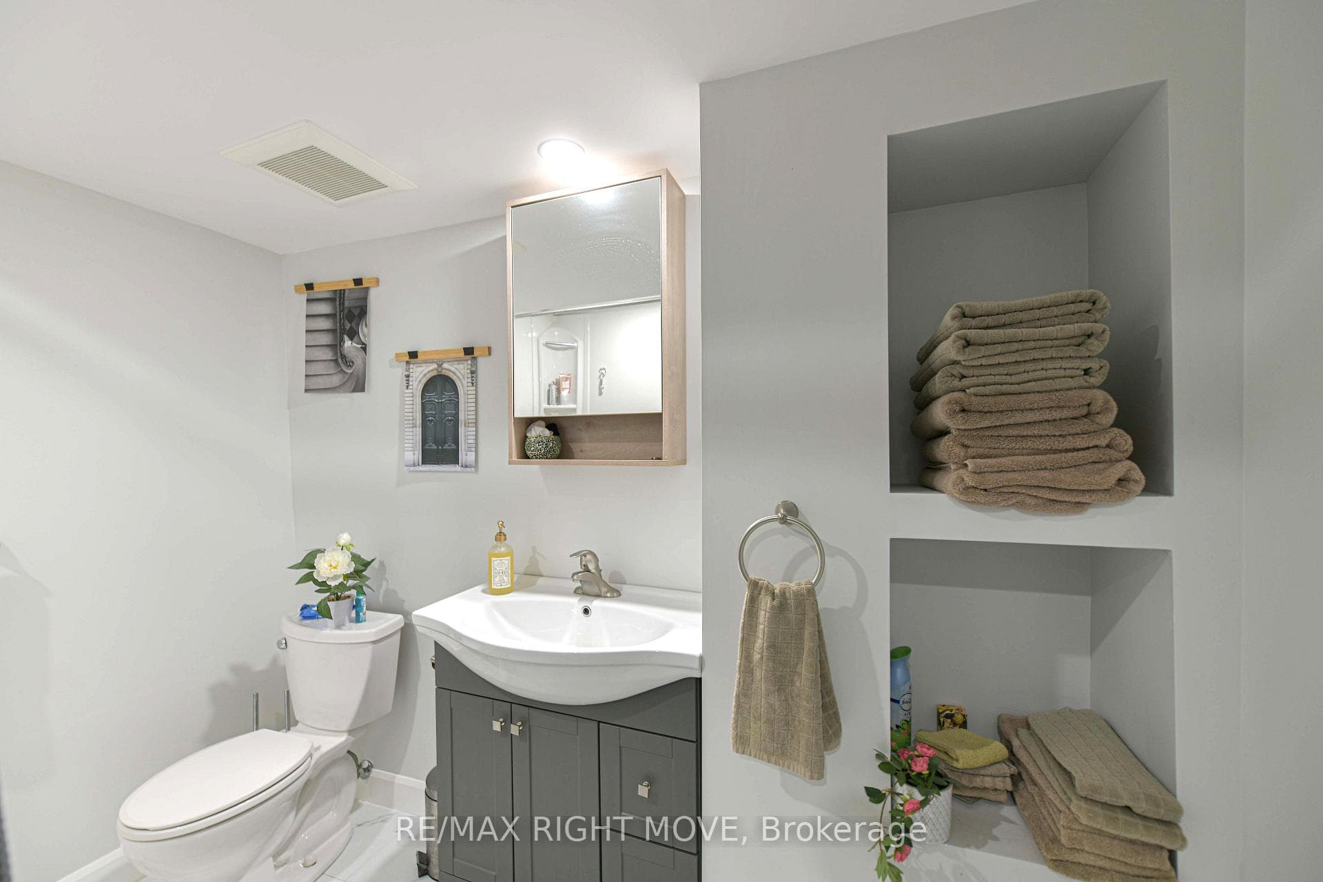 Lower level 4 piece washroom